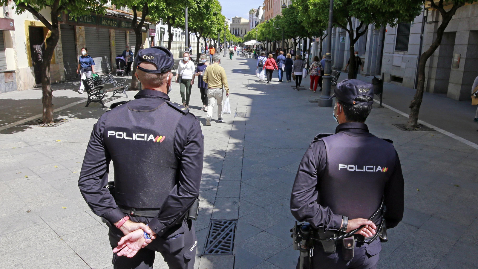 Dos agentes de la Policía Nacional, patrullando por la calle Larga.