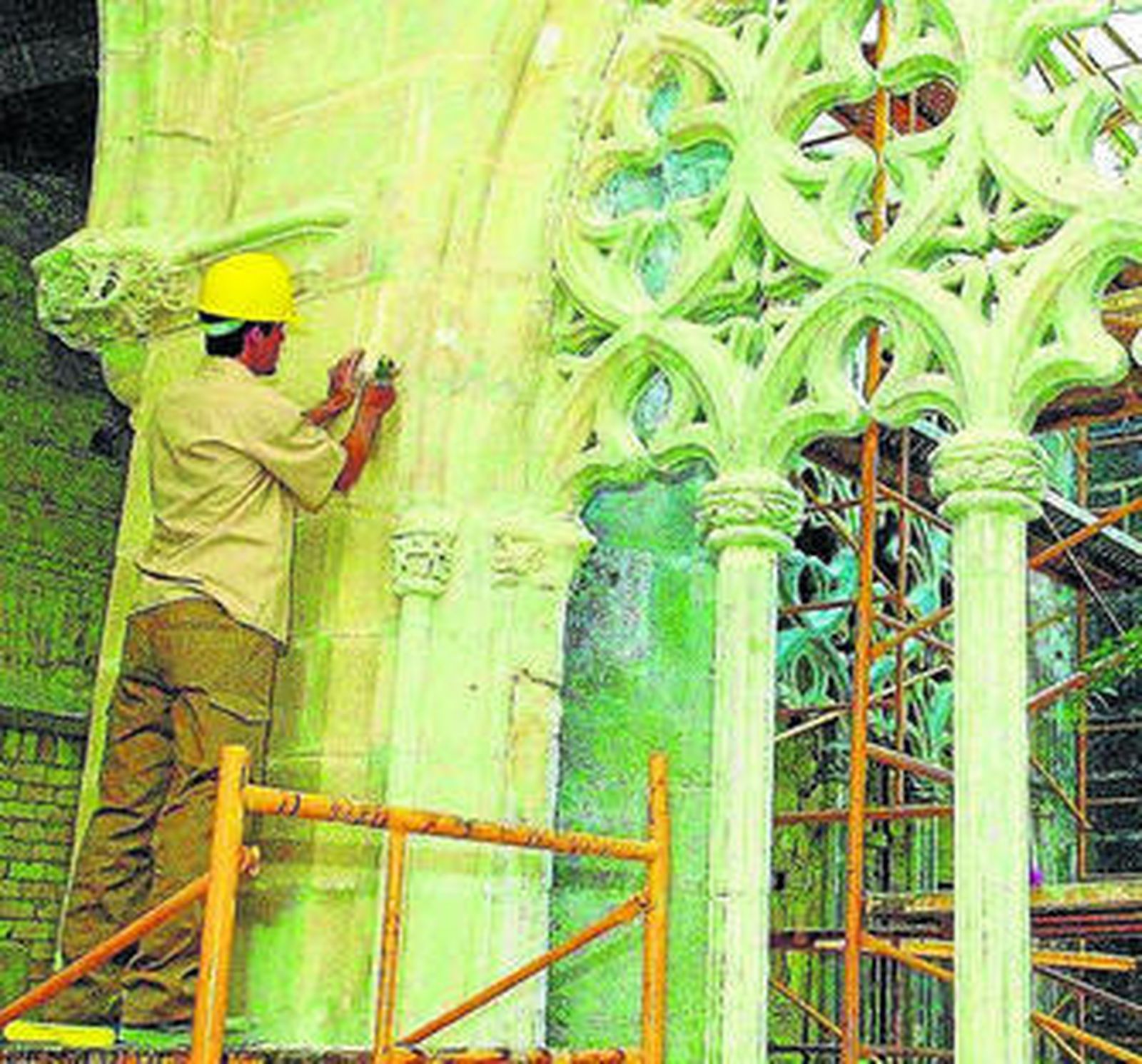 Un operario trabajando en los claustros del convento de Santo Domingo.