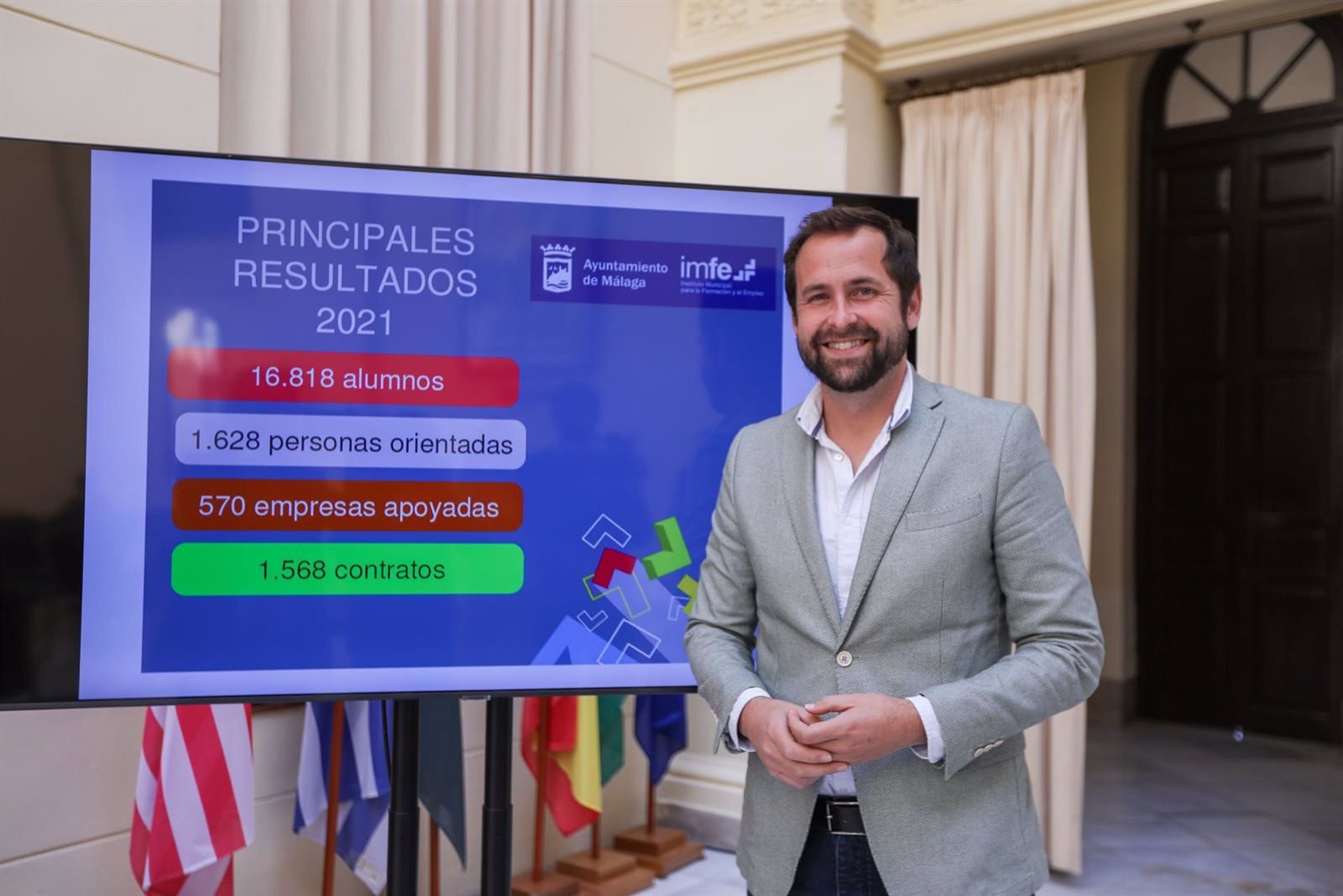 El concejal de Educación, Juventud y Fomento del Empleo, Luis Verde, en rueda de prensa.