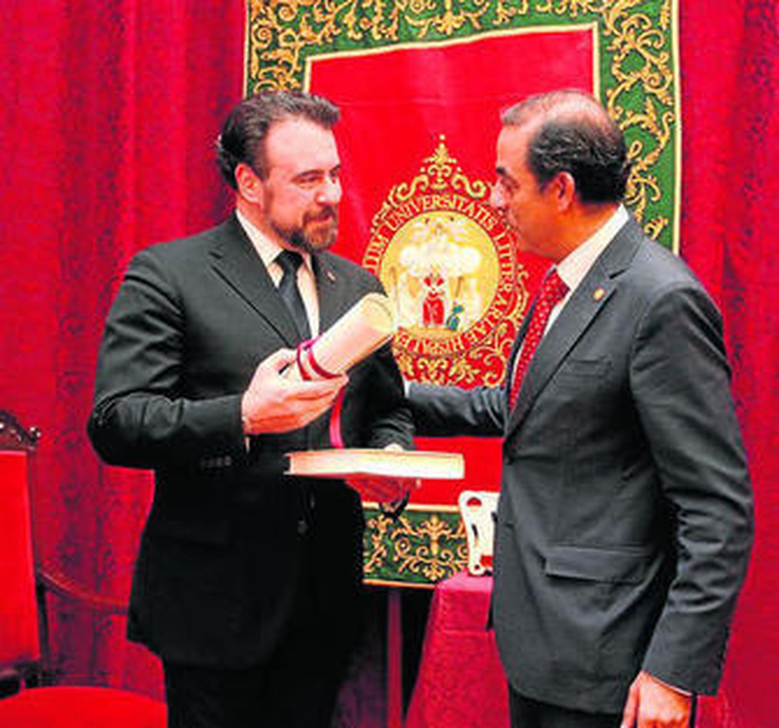Carlos Álvarez, junto al rector en funciones Miguel Ángel Castro.