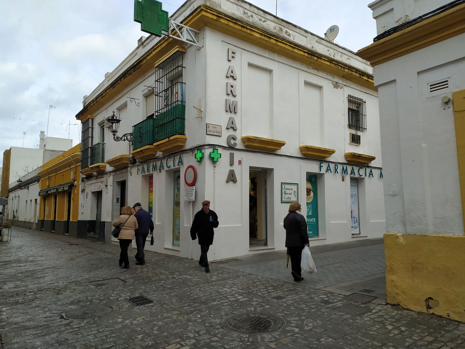 Una de las farmacias atracadas en San Fernando.