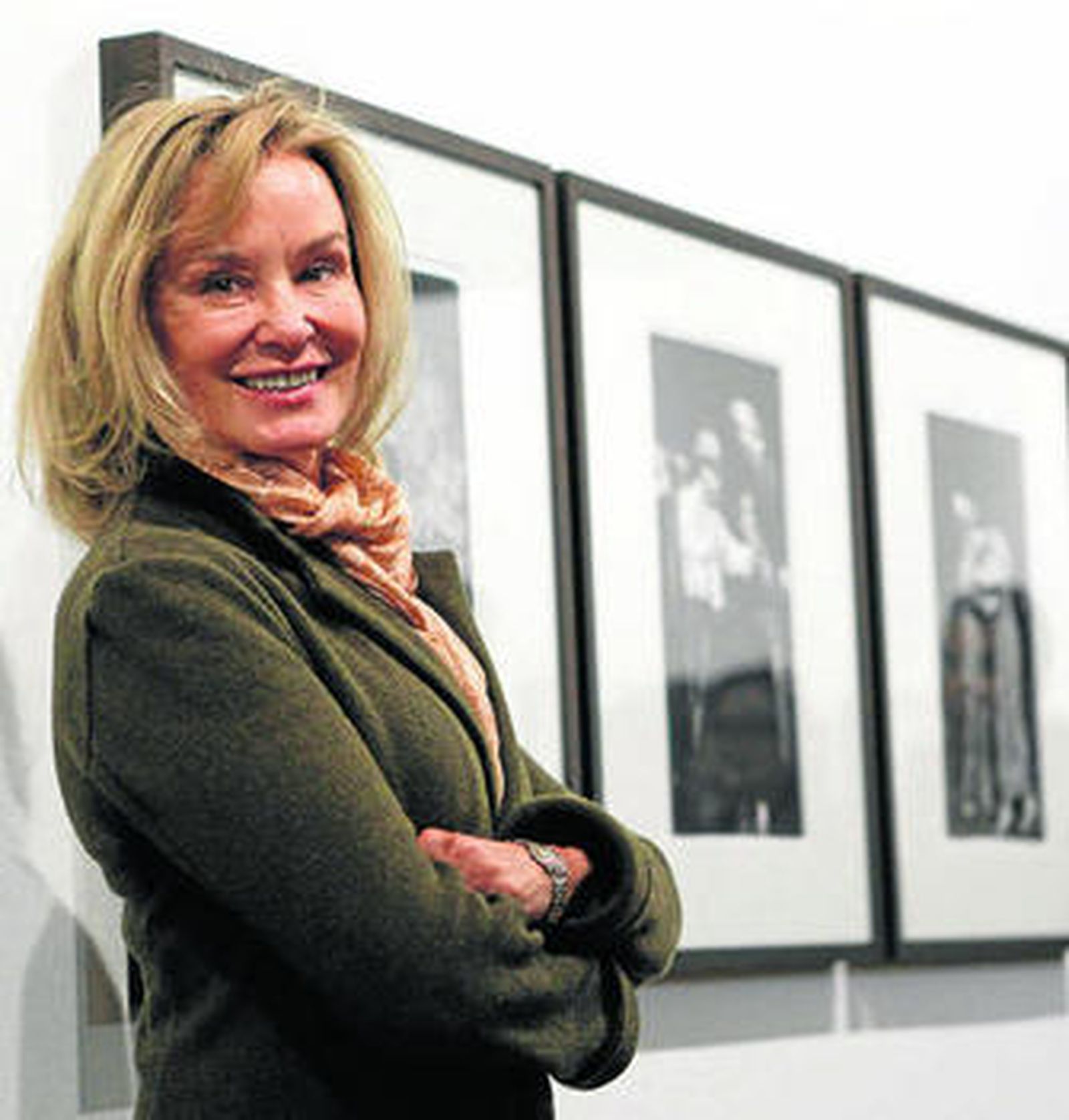 La actriz Jessica Lange, ayer, ante algunas de sus instantáneas.