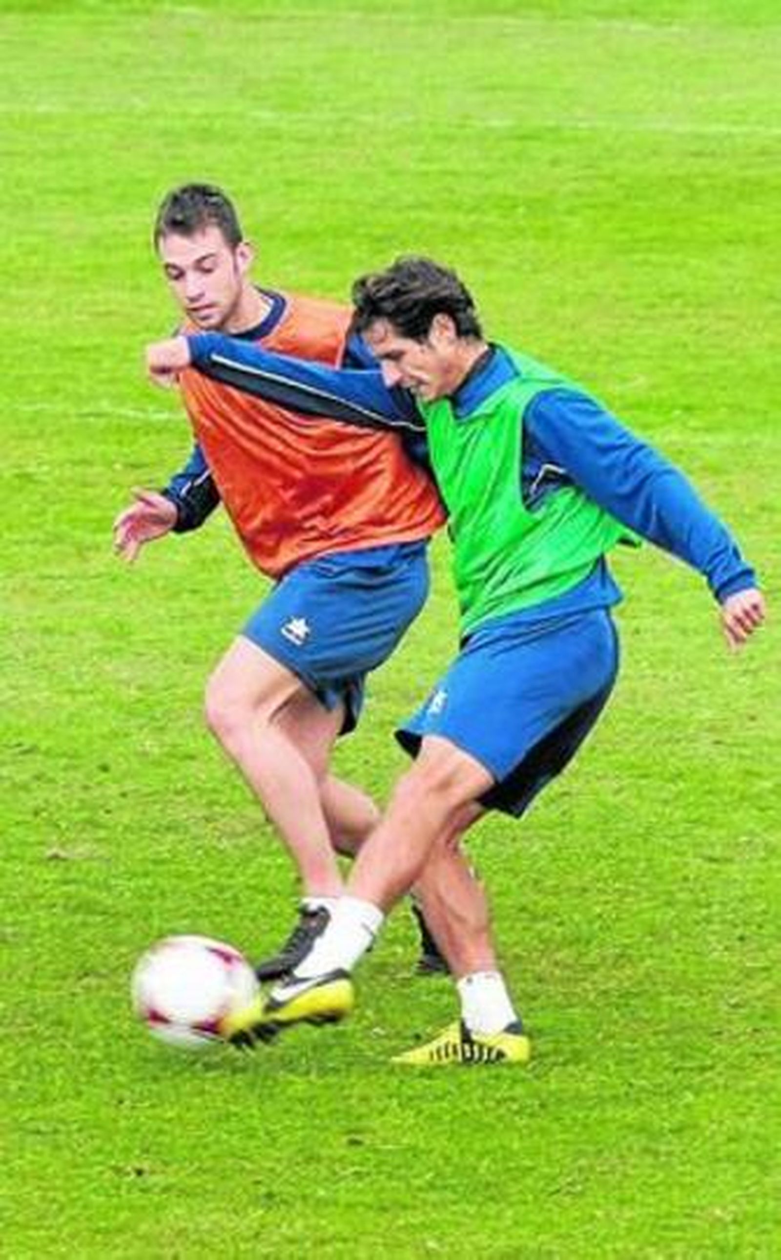 Pablo Sánchez golpeal el balón durante un entrenamiento en El Rosal.