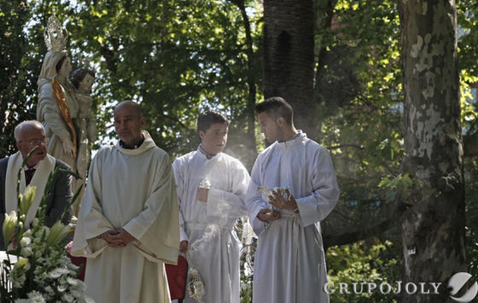 Más de 400 personas acuden a la misa en el parque María Cristina de Algeciras.  Foto: Erasmo Fenoy