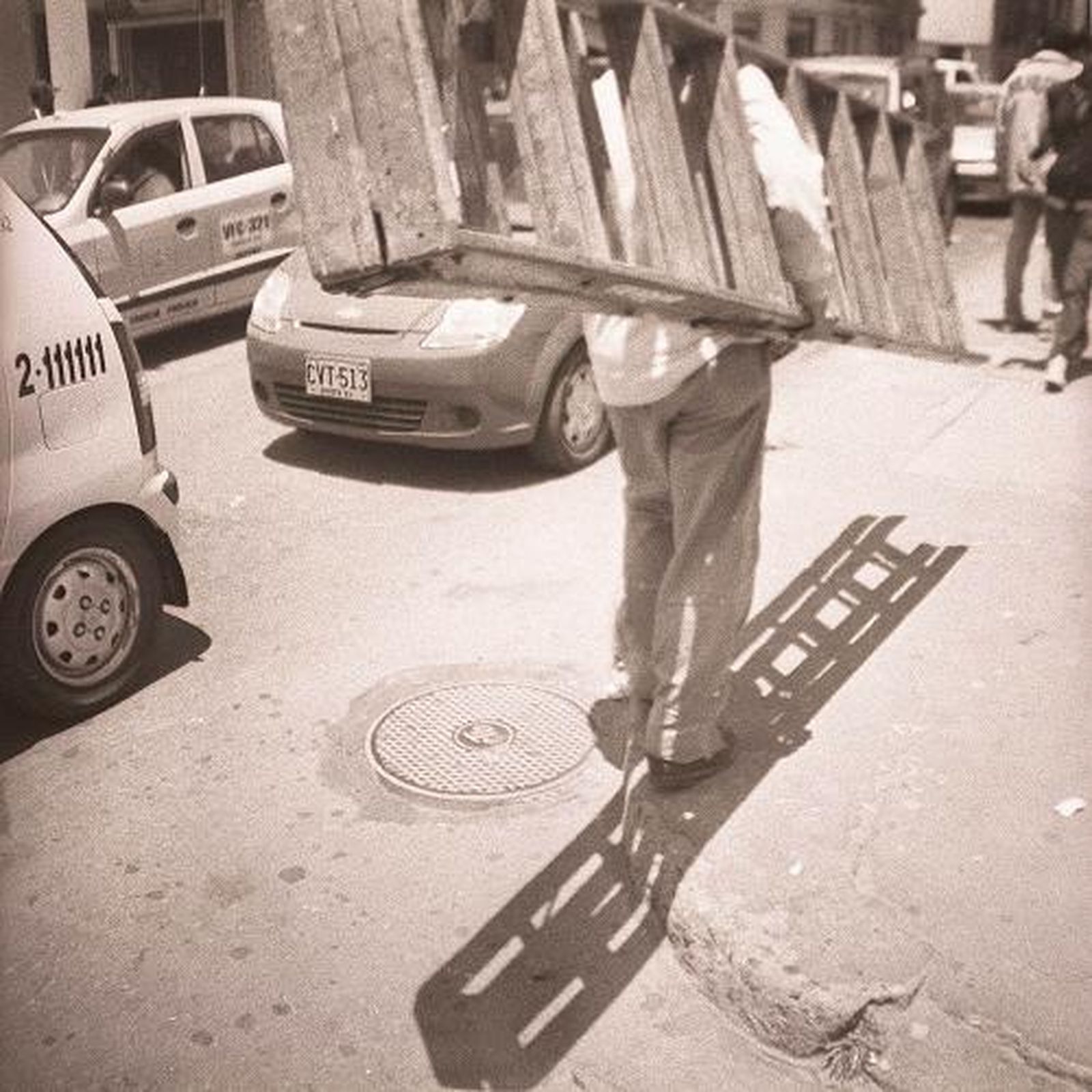 Hombre con una escalera. Centro de Bogotá.