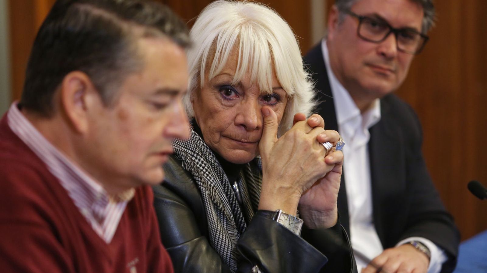 Martínez escucha a Antonio Sanz durante su intervención