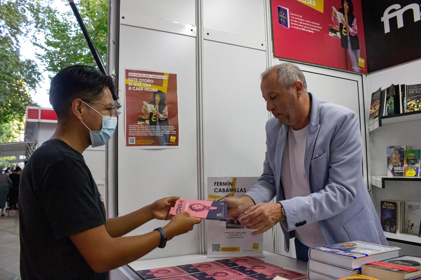 Fermín Cabanillas en una firma reciente en la Feria del Libro de Granada.
