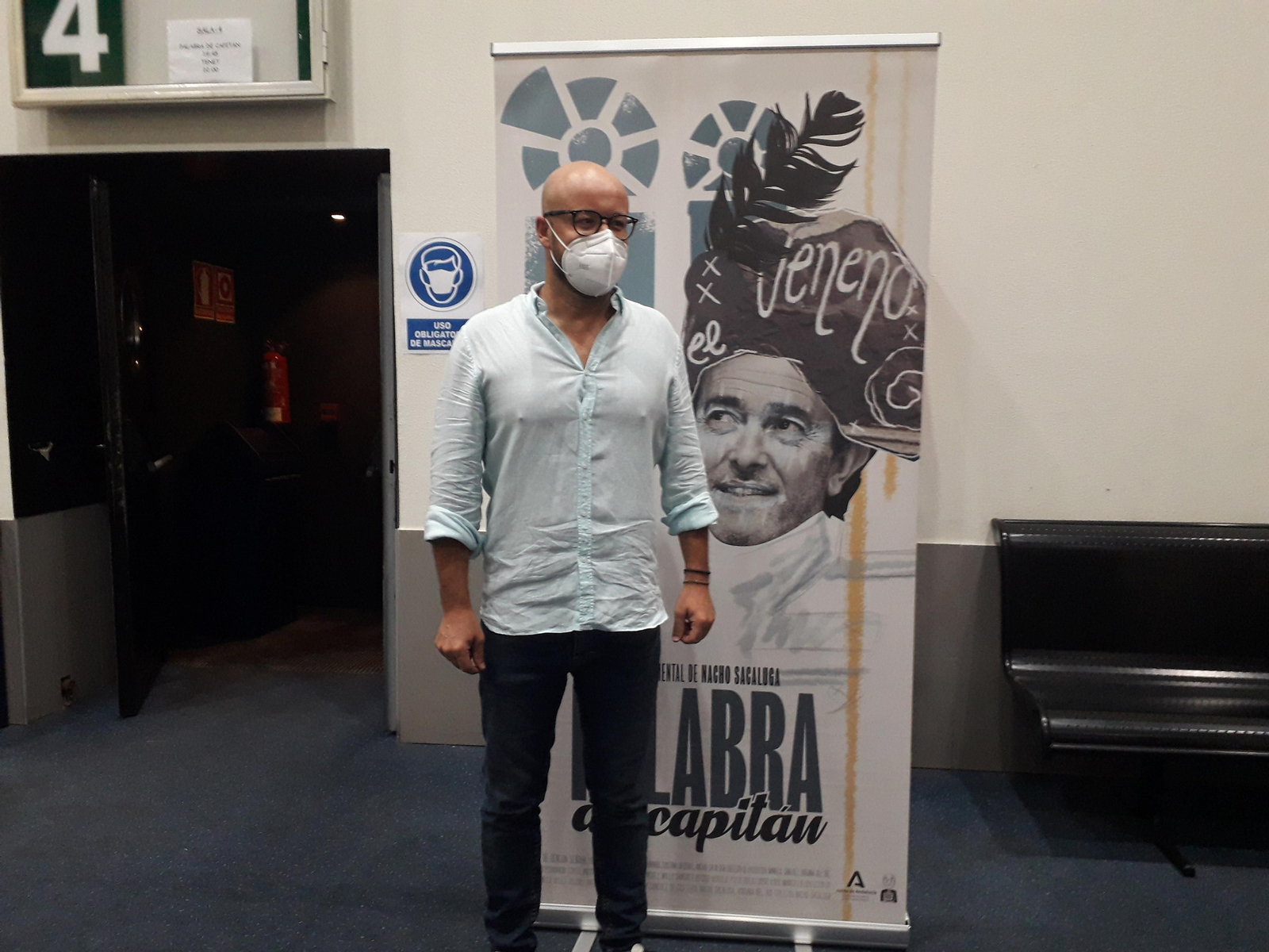El director de la película, Nacho Sacaluga, ante el cartel publicitario.