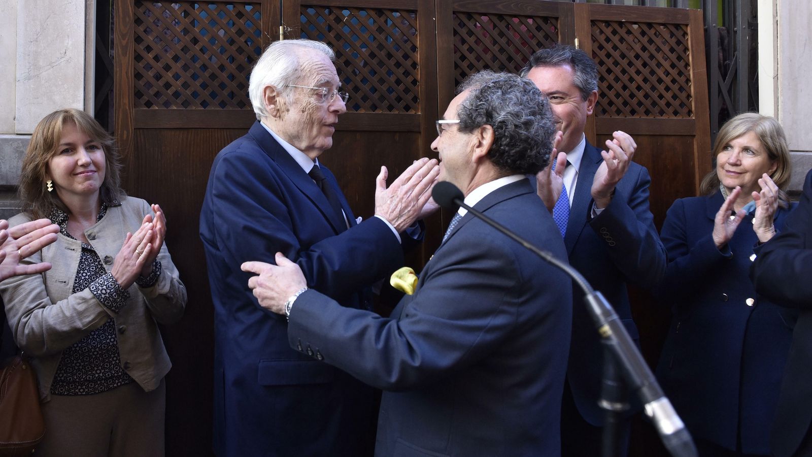 Luis León saluda al hermano mayor de la Macarena, José Antonio Fernández Cabrero.