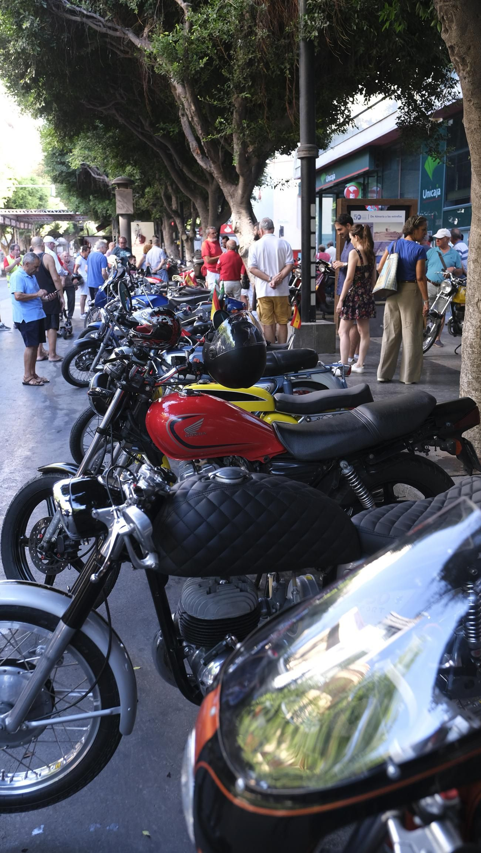 Las motos antiguas dan brillo a la Feria de Almería