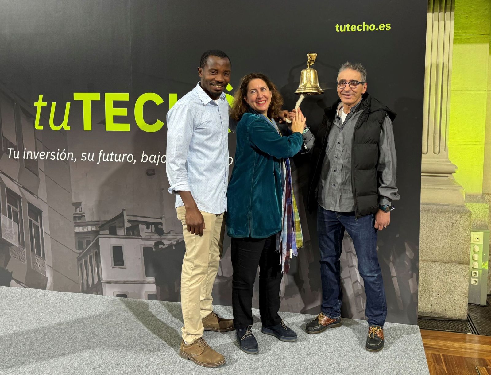 Blanca Hernández, de la socimi TuTecho, y su equipo haciendo sonar la campana del Growth en abril de 2024