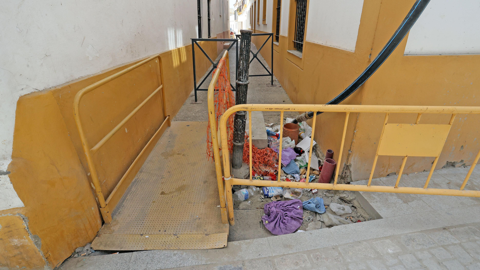 Acumulación de basura en obras del casco histórico, en Ánimas de San Lucas.