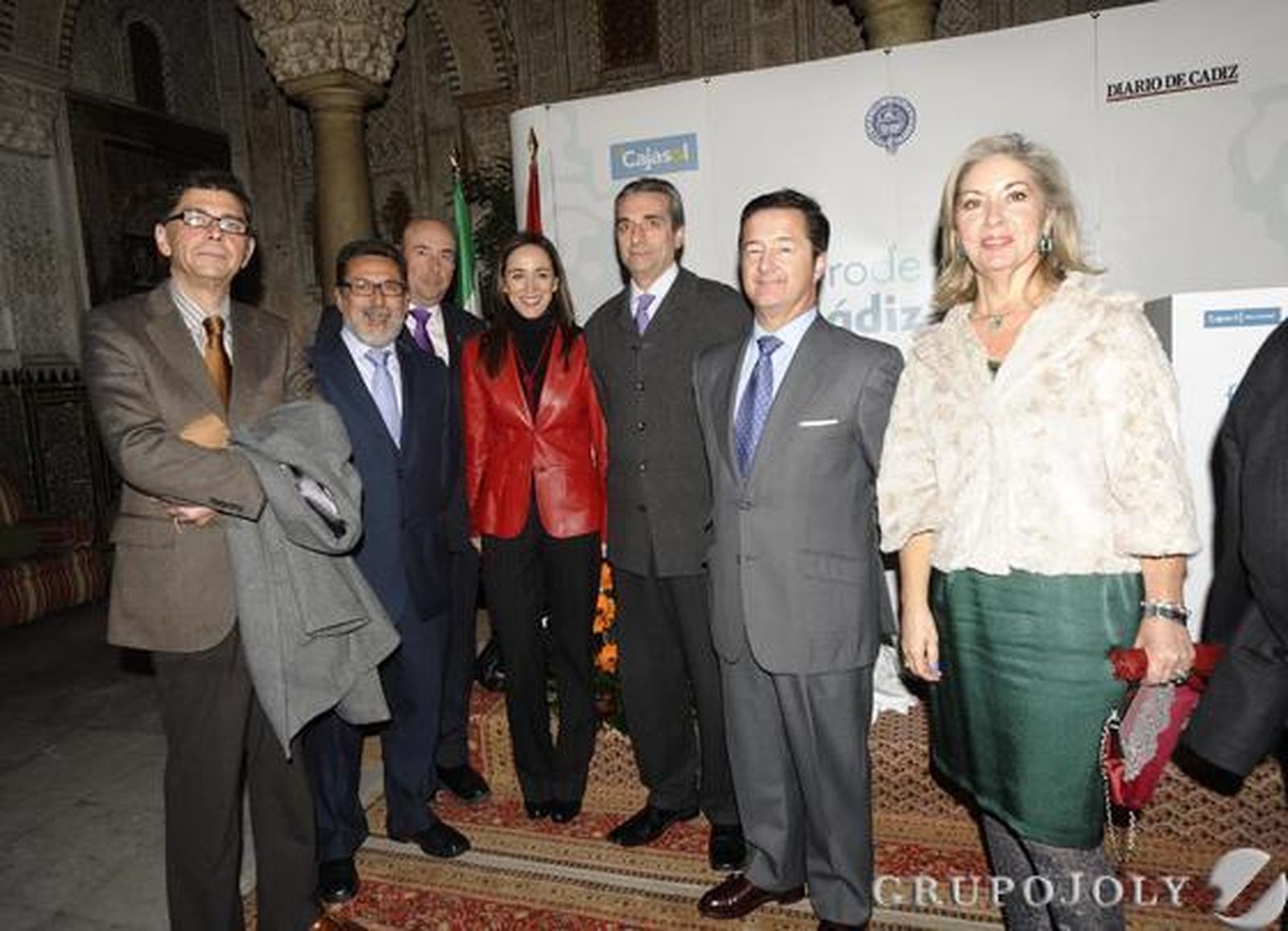 Miembros del equipo de Cajasol en Cádiz: José Manuel Jiménez, César Custodio, Ángel Monje, Rosa Santos, Francisco Fernández y el director territorial Javier López.

Foto: Joaquín Hernández Kiki