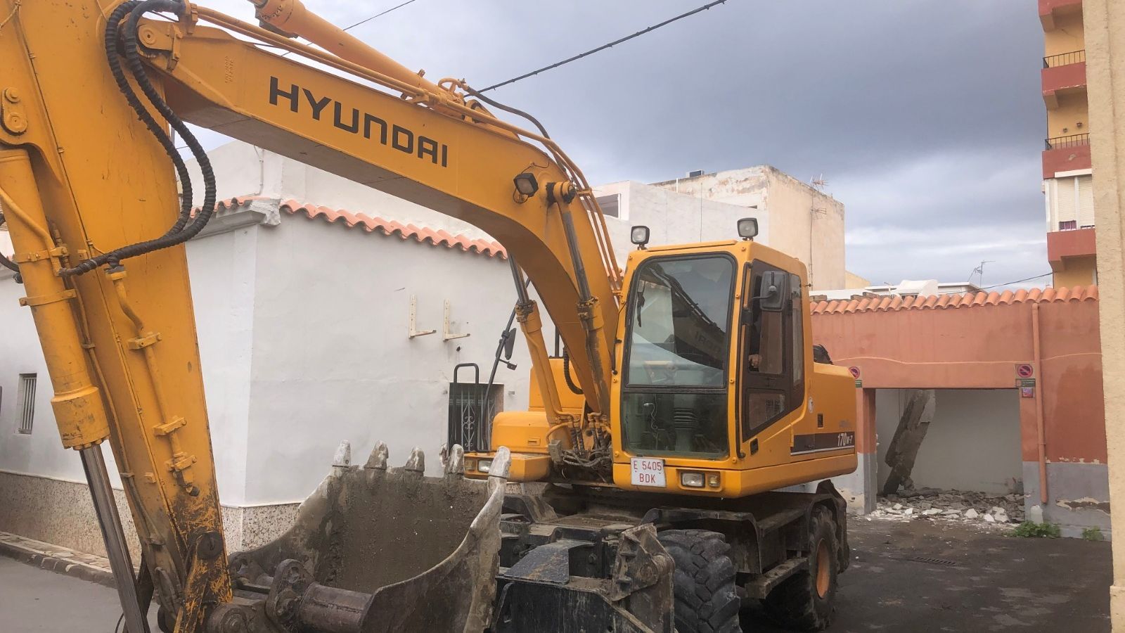 Otra imagen de la maquinaria en el Barrio Alto