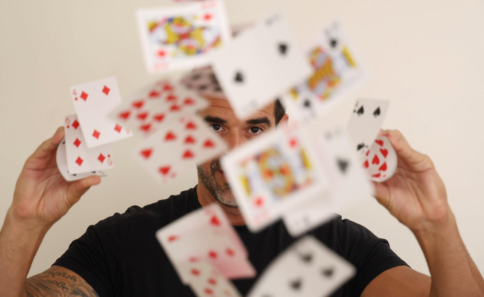 El mago José Tejada haciendo volar una baraja de cartas.