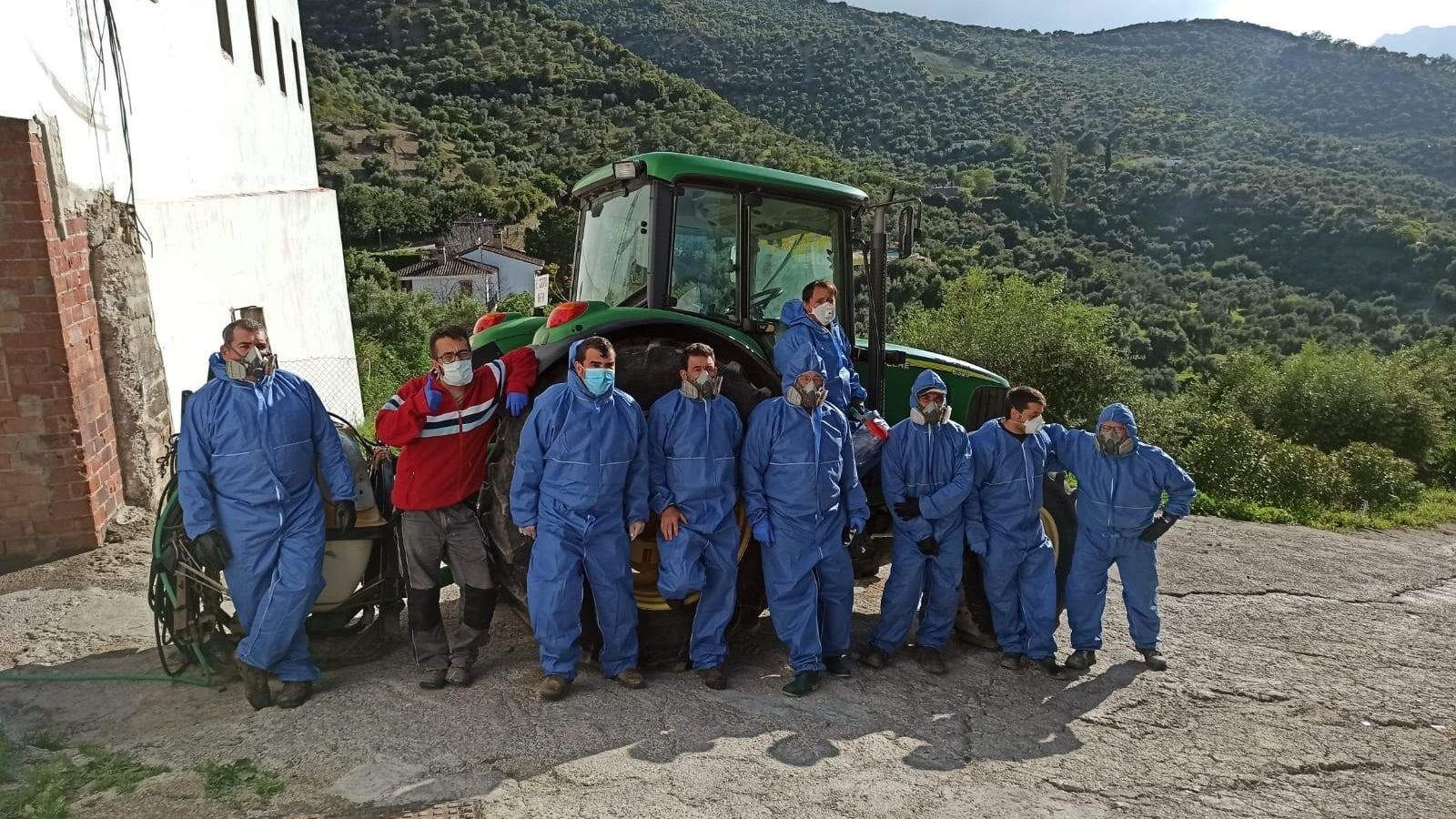 Voluntarios y operarios del pueblo trabajando en tareas de desinfección