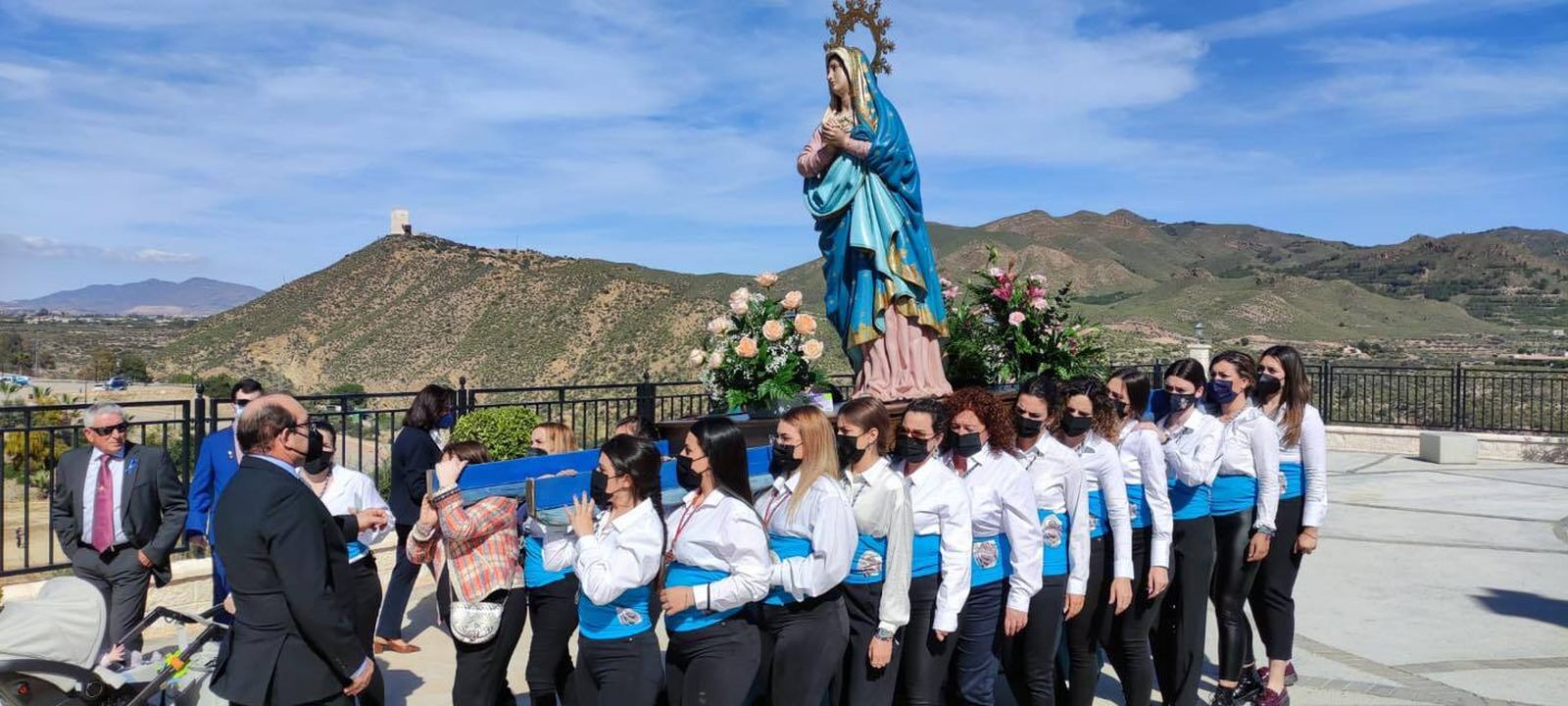 La Virgen del Río saliendo desde su santuario, con el Castillo de Huércal de fondo.