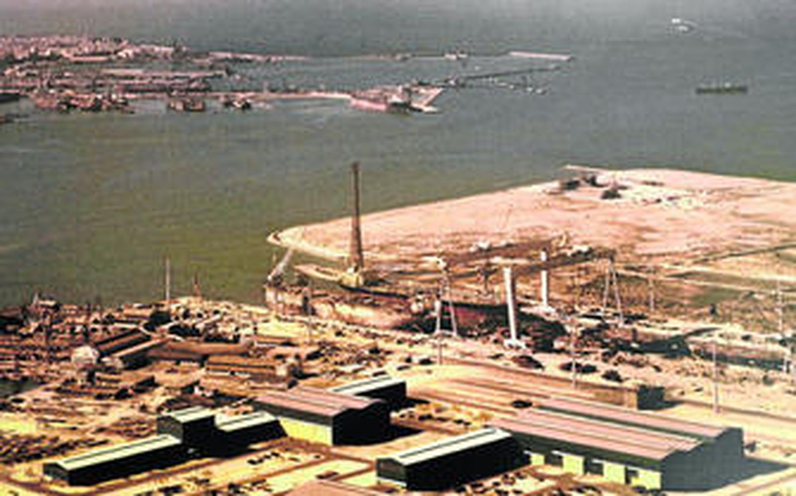 Vista general del astillero de Puerto Real en el año 1975, con los terrenos en principio reservados para la industria auxiliar, en los que se ve el primer edificio de Dragados Offshore.