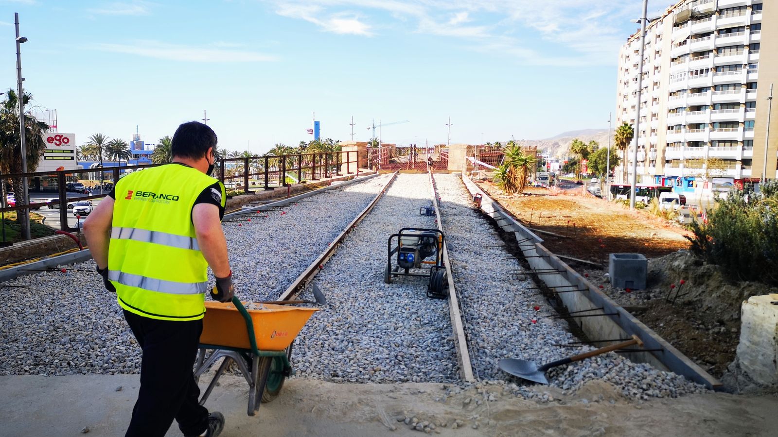Una de las imágenes facilitadas por el Puerto de los trabajos en altura en ejecución.