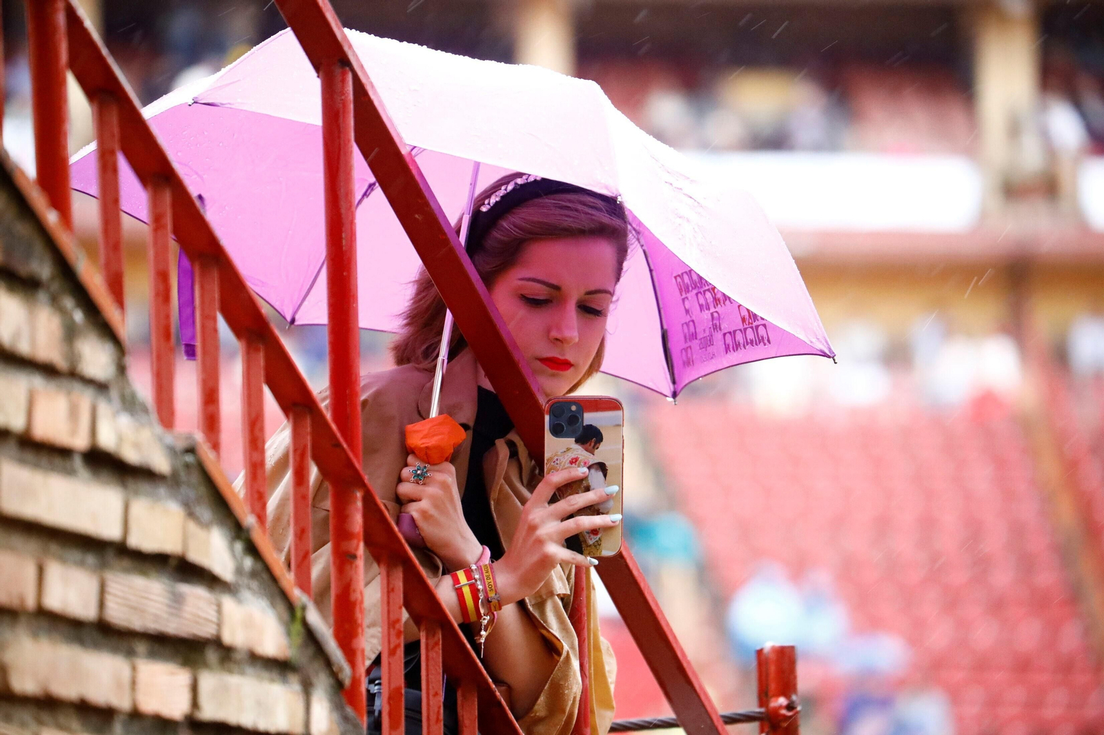 La lluvia obliga a aplazar la corrida de toros de este sábado en Córdoba, en imágenes