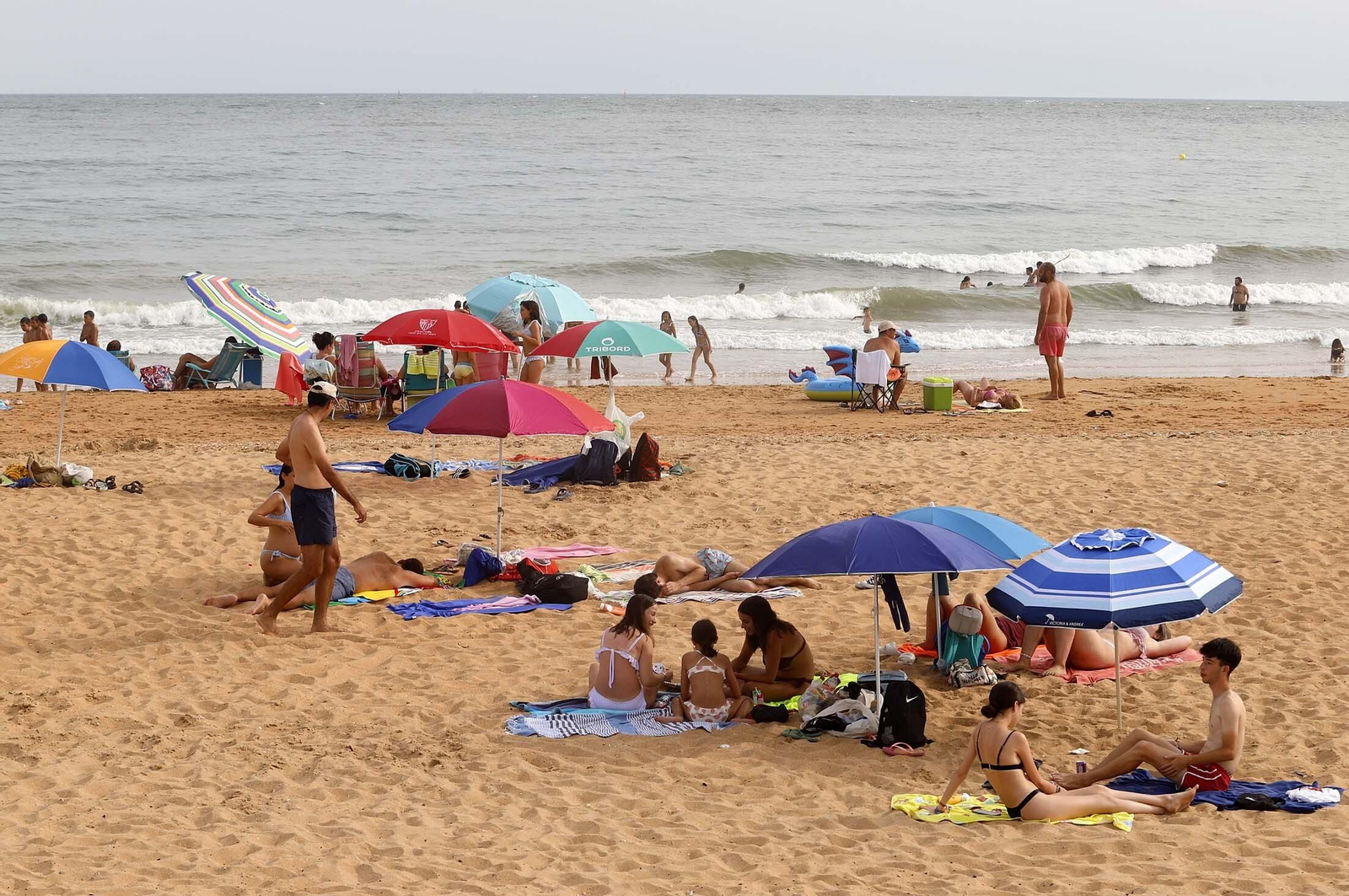 Ambiente en la playa de Mazagón en la tarde del martes, en imágenes