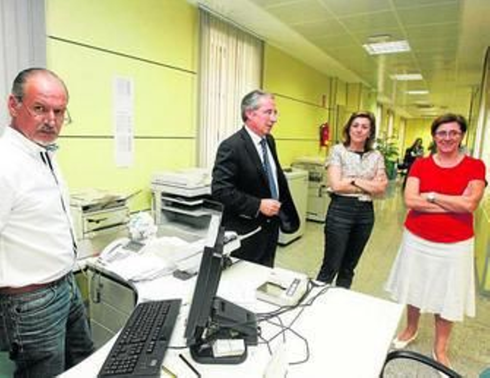 De Torre, en el centro, durante su visita a las instalaciones de la Seguridad Social. De Torre, en el centro, durante su visita a las instalaciones de la Seguridad Social.