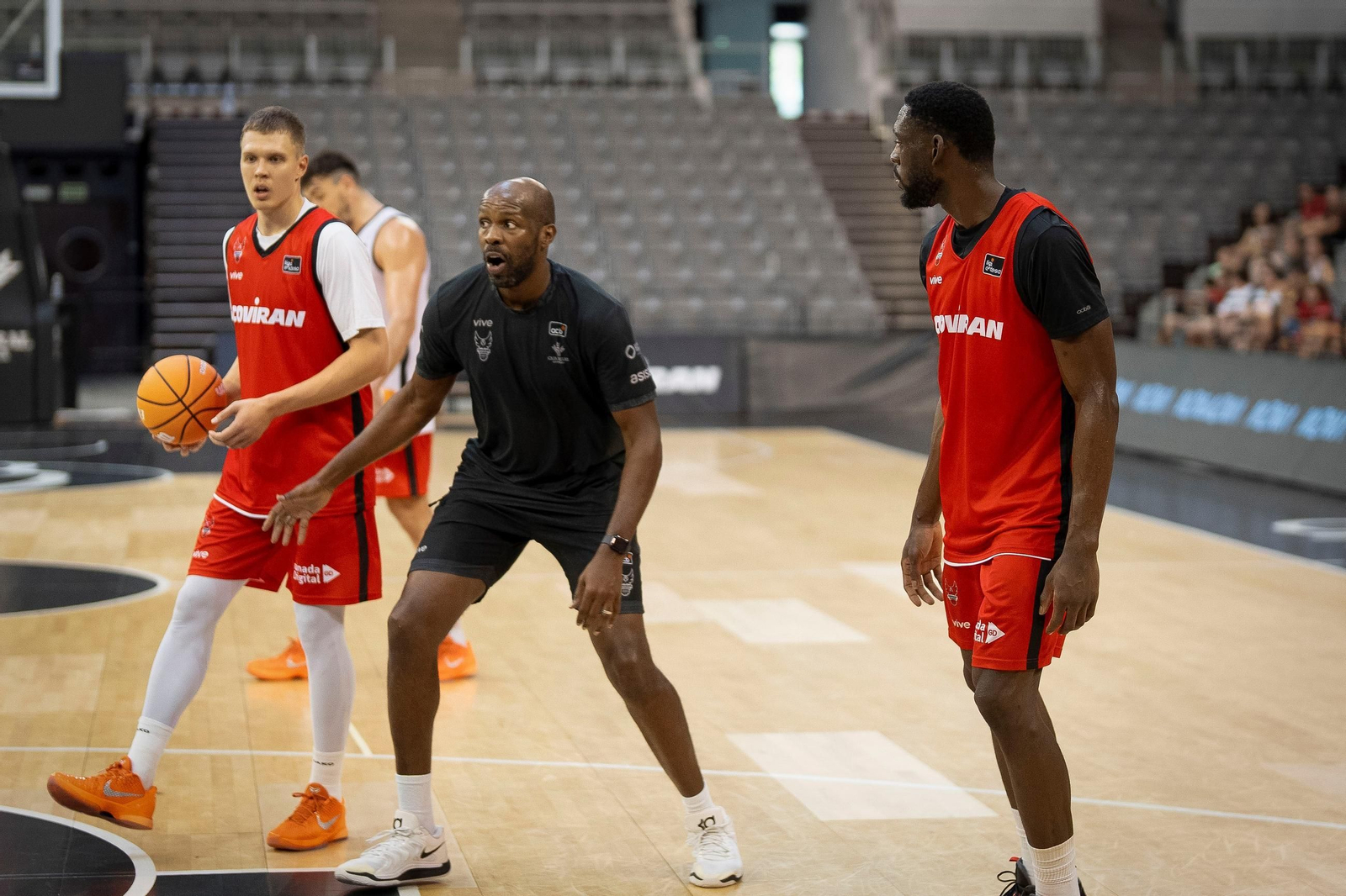 Las imágenes del entreno a puerta abierta del Covirán Granada en el Palacio