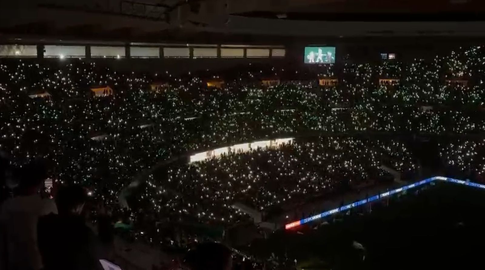El espectáculo de luces en la previa del Betis - Atlético con tifo incluido