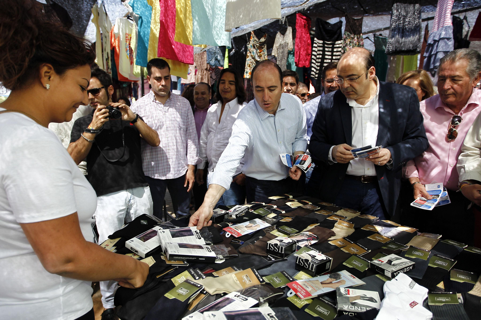 Juan García Montero y Sebastián Pérez reparten propaganda en la campaña de 2015.