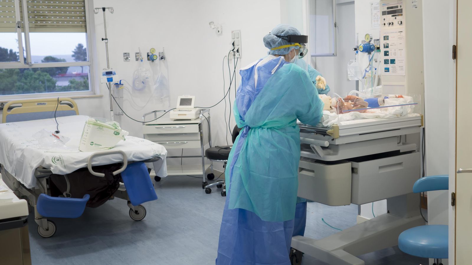 Toman muestra a un bebé de madre con sospecha por covid-19.