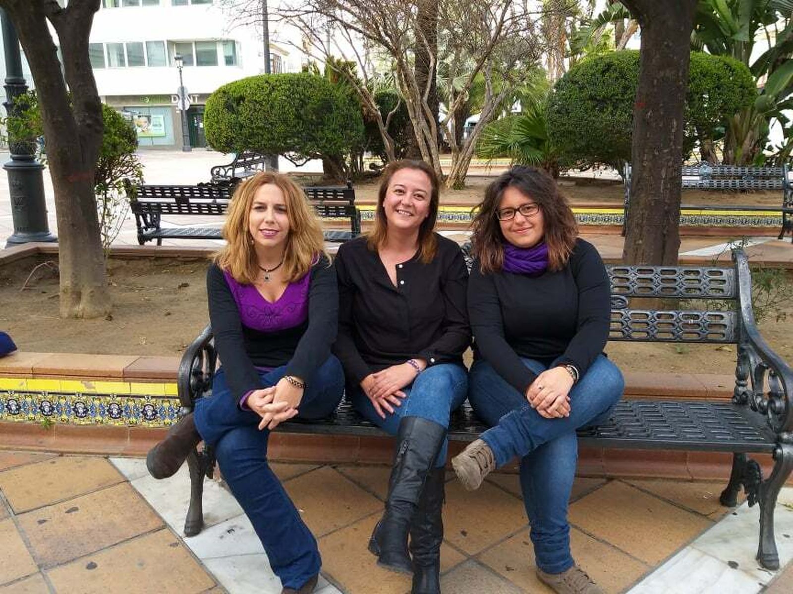 La candidata a la Alcaldía, con las números dos y tres de la lista.