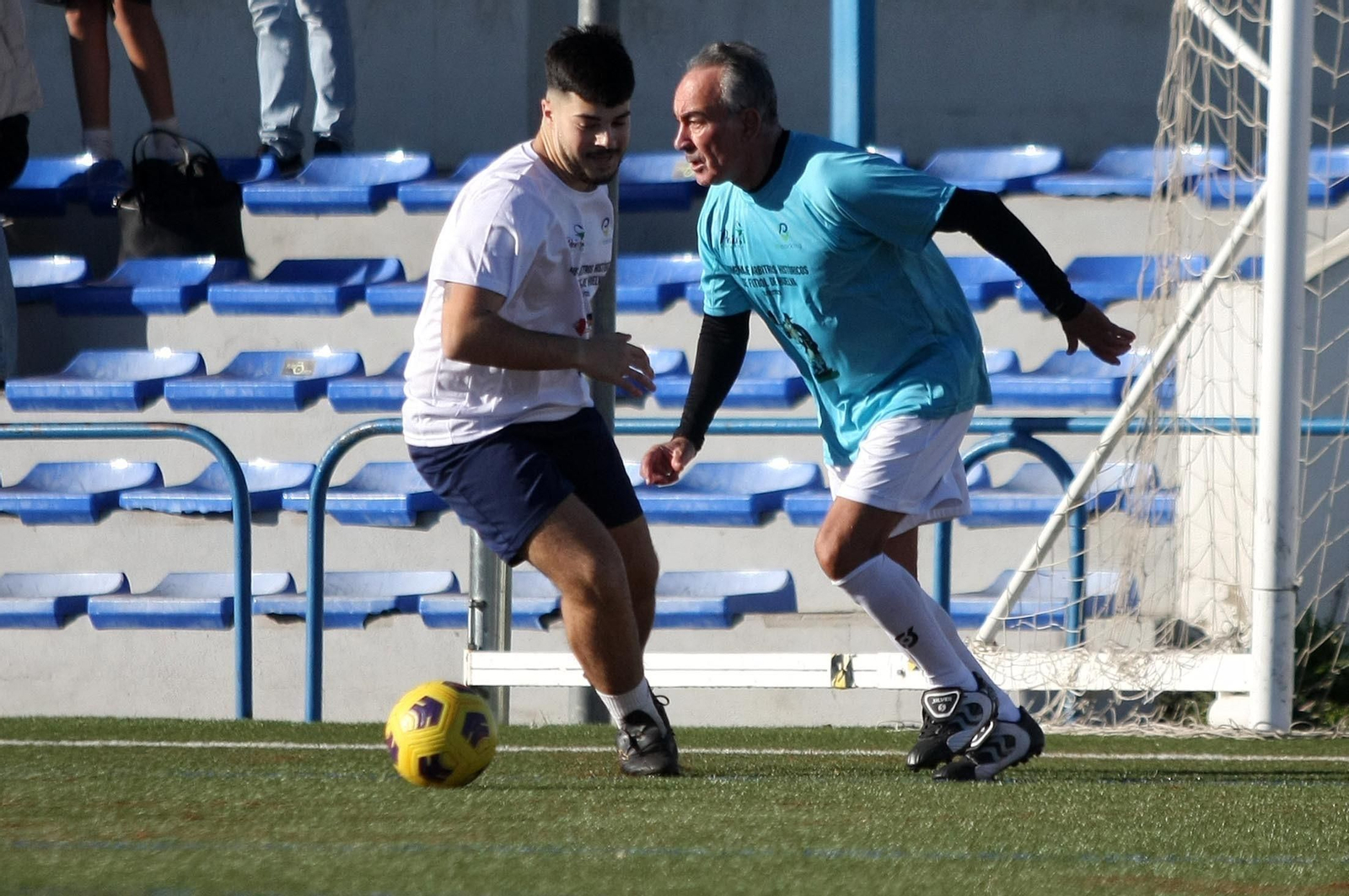 Imágenes del partido homenaje a los árbitros históricos de fútbol de Huelva