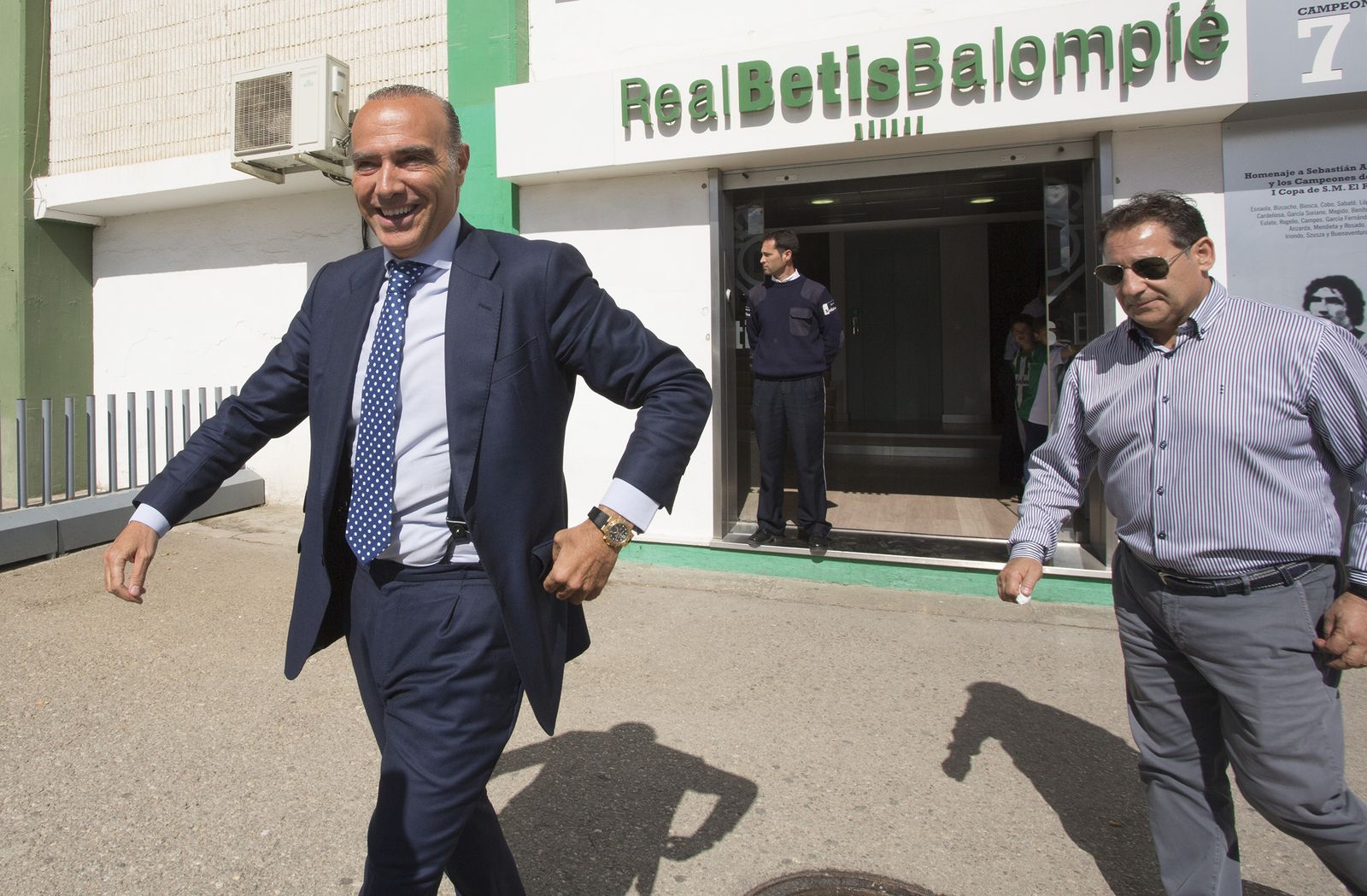 Luis Oliver, en la puerta del Benito Villamarín.