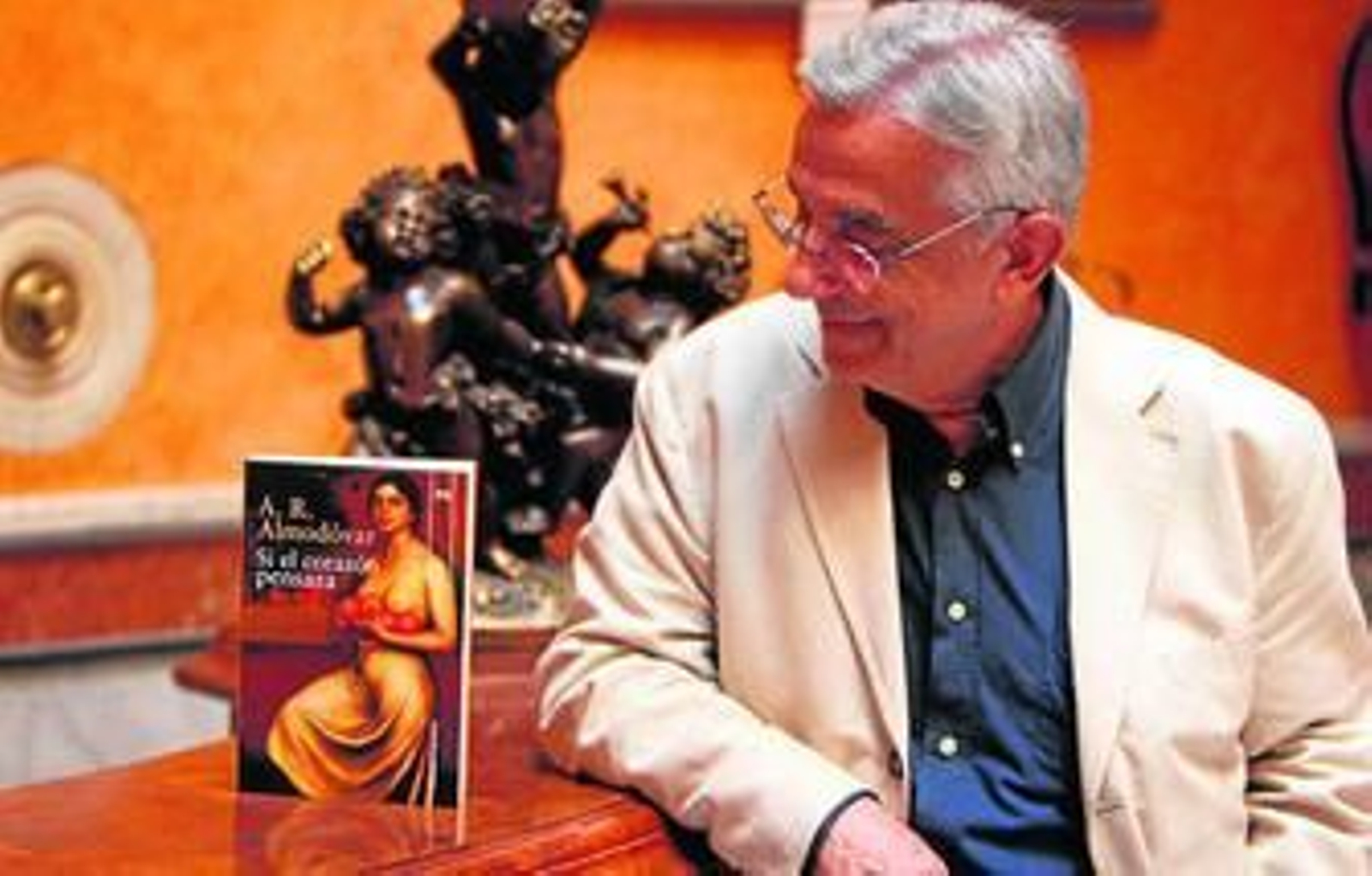 Antonio Rodríguez Almodóvar, con su libro.