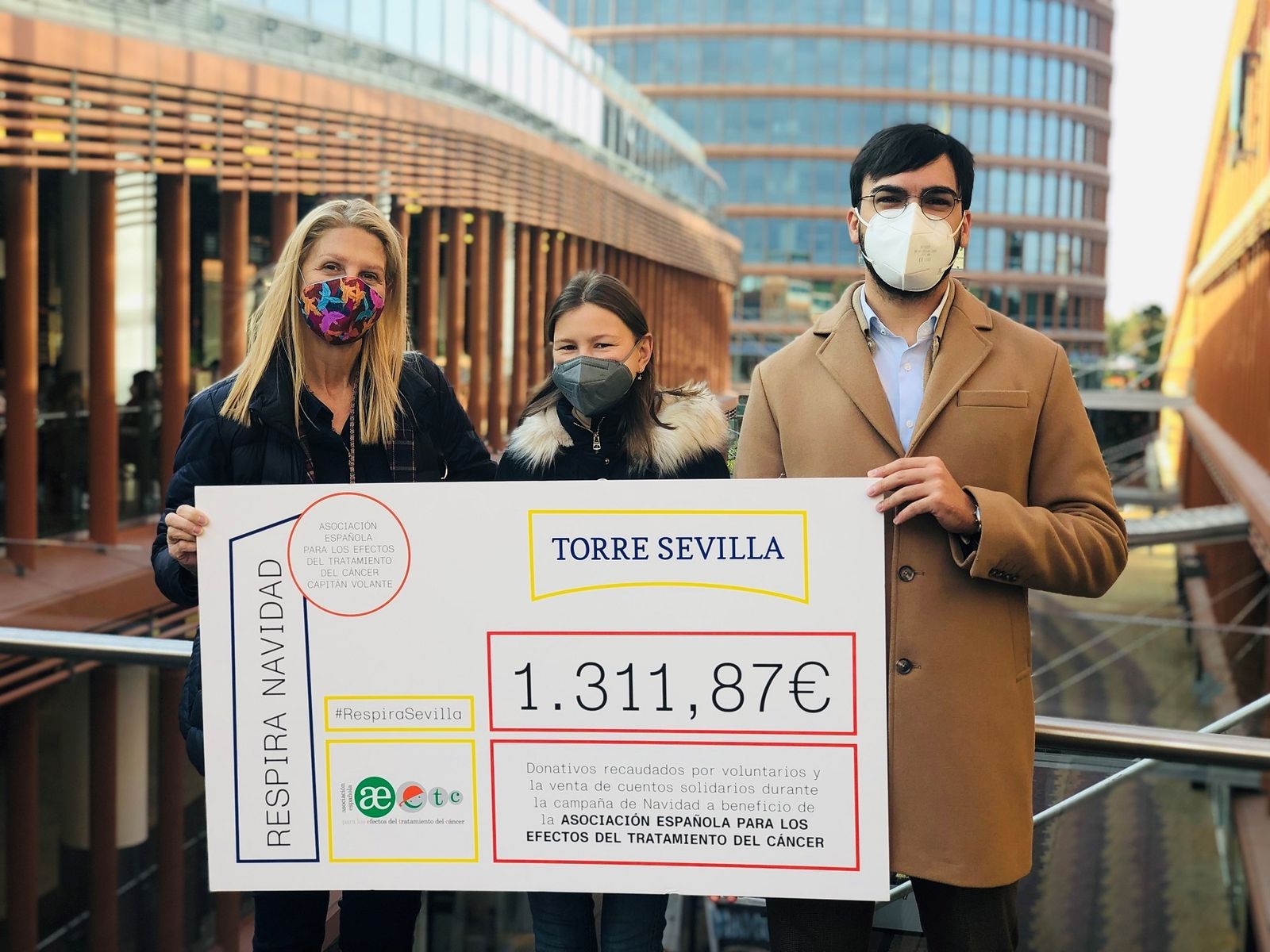 Entrega del cheque donado por Torre Sevilla a la AEetc.