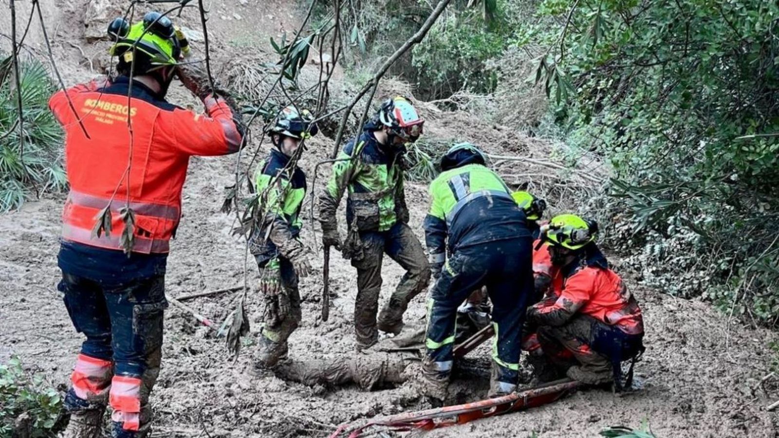 Rescatado un hombre tras quedar atrapado en el barro en una vereda del río Guadiaro, en Gaucín