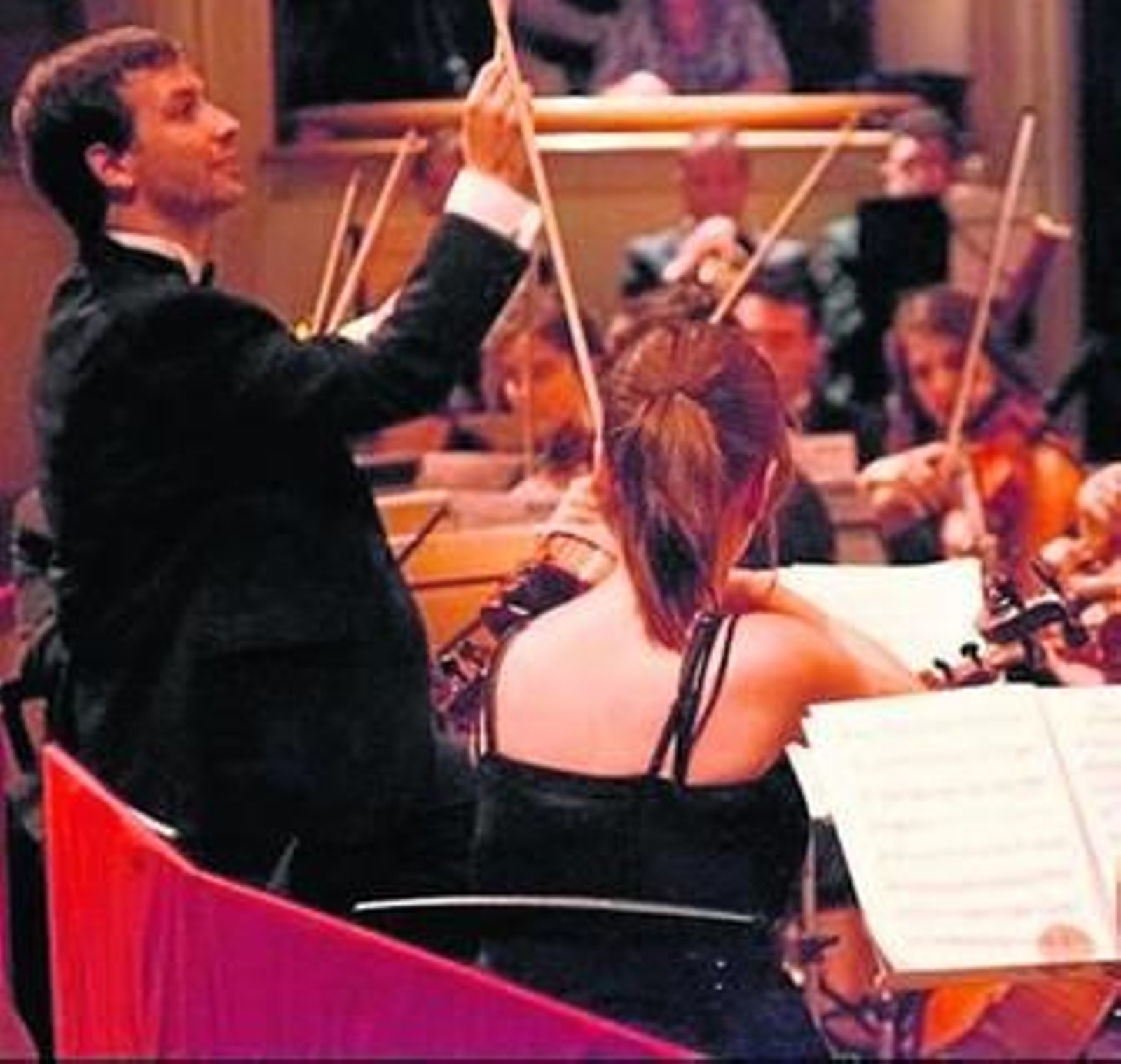 José Colomé dirigiendo una orquesta.