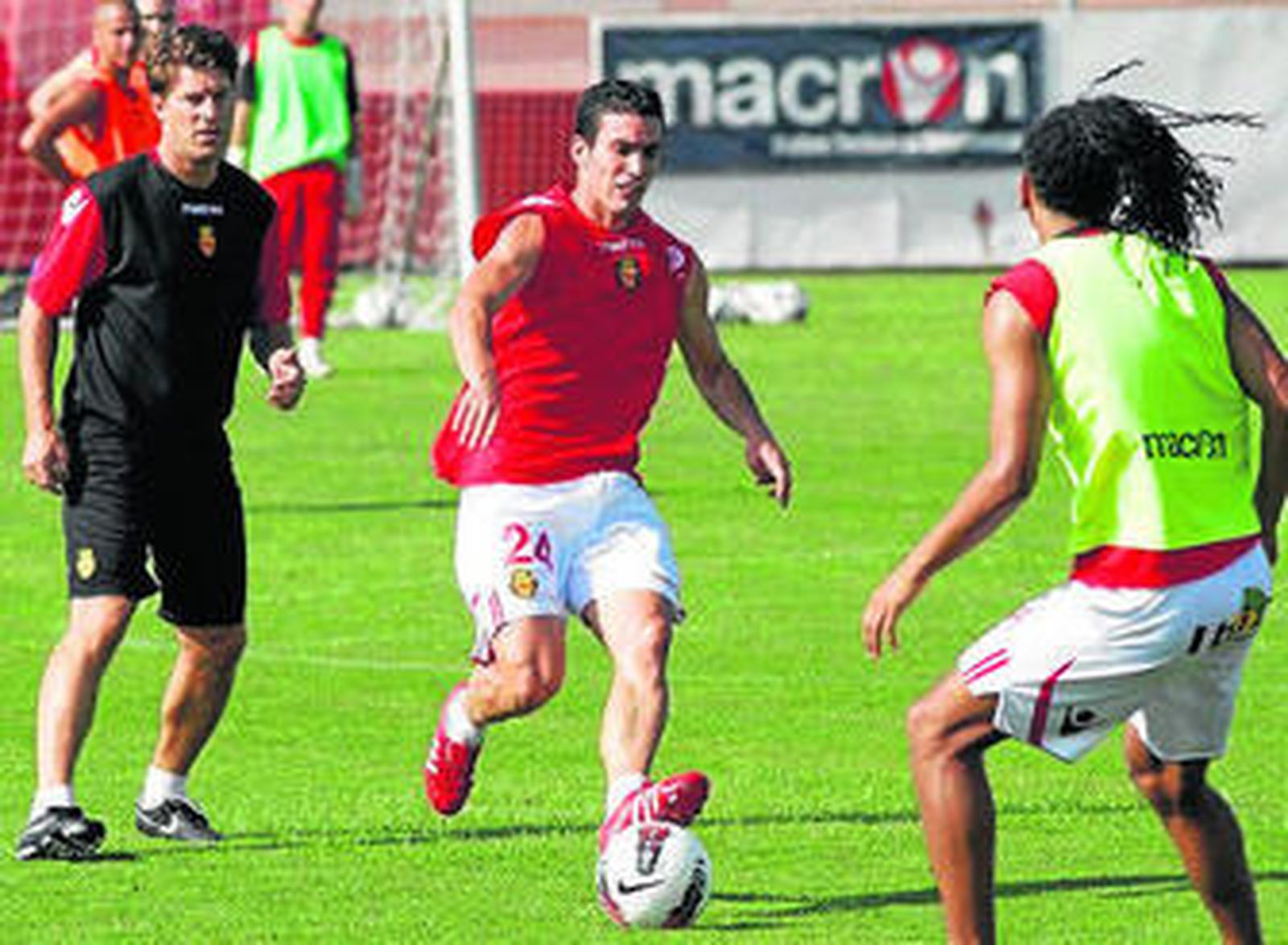 Alfaro, en su primera sesión con el Mallorca, entre Laudrup y Nsue.