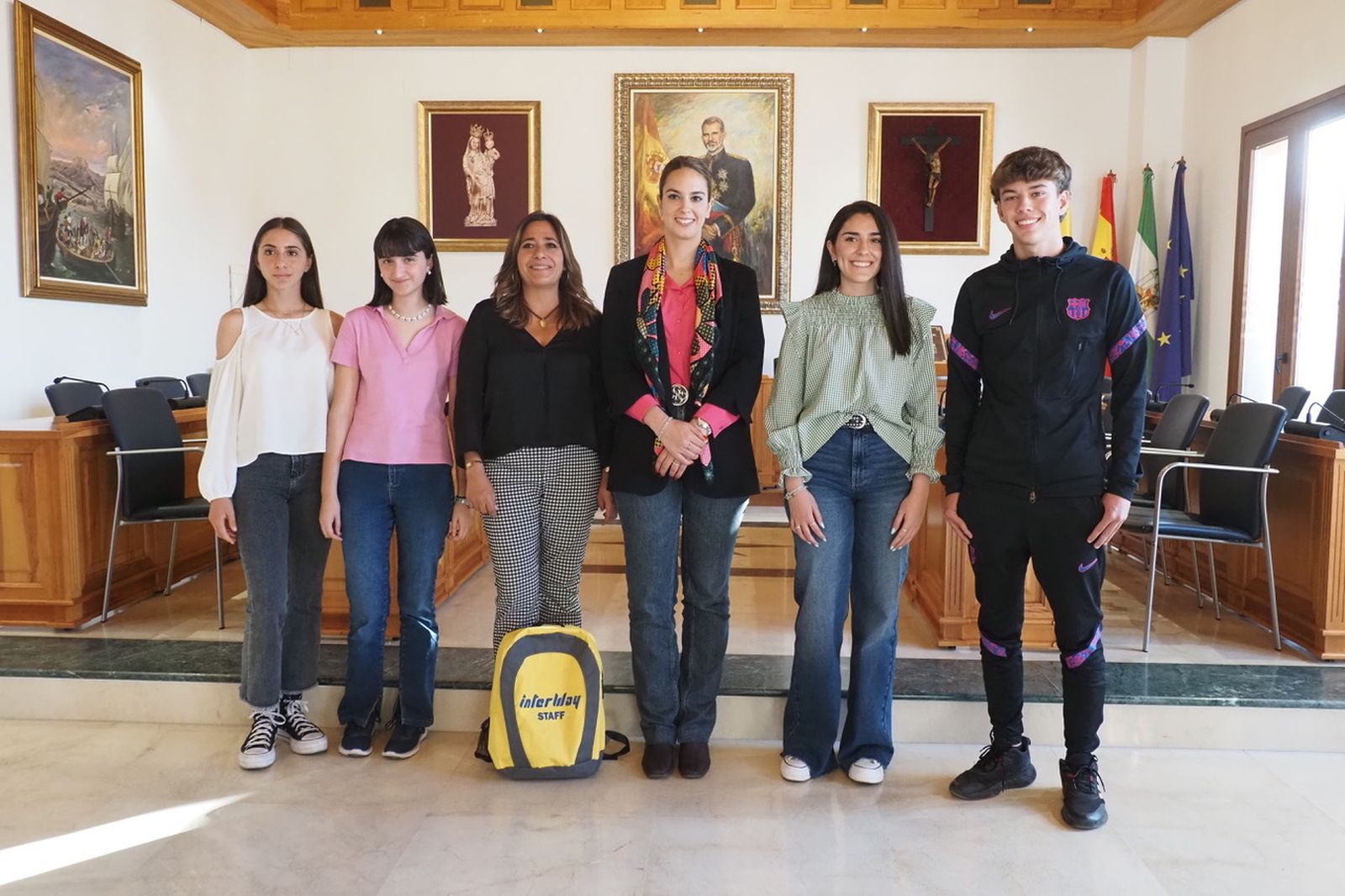 Alumnos premiados con la beca junto a la concejala de educación, Milagros Romero Artero.