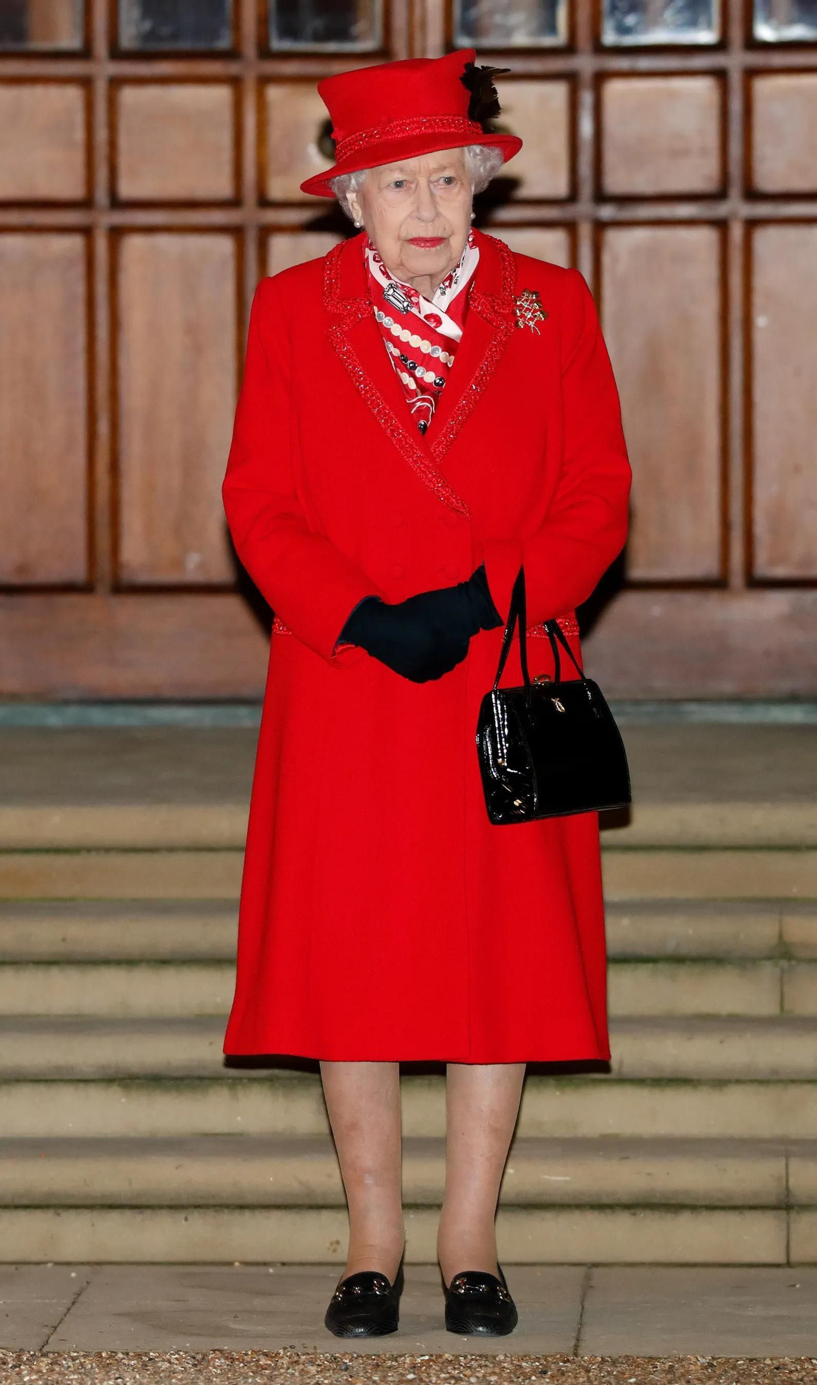 La Reina Isabel II de Inglaterra con un look en rojo.