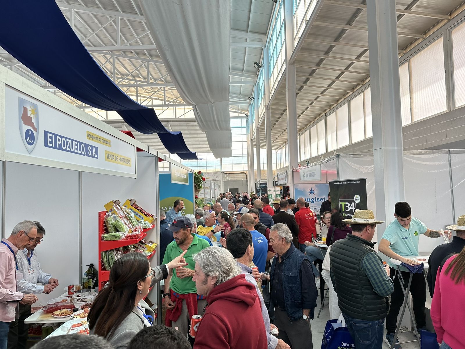 Gente en una Expo Cherry