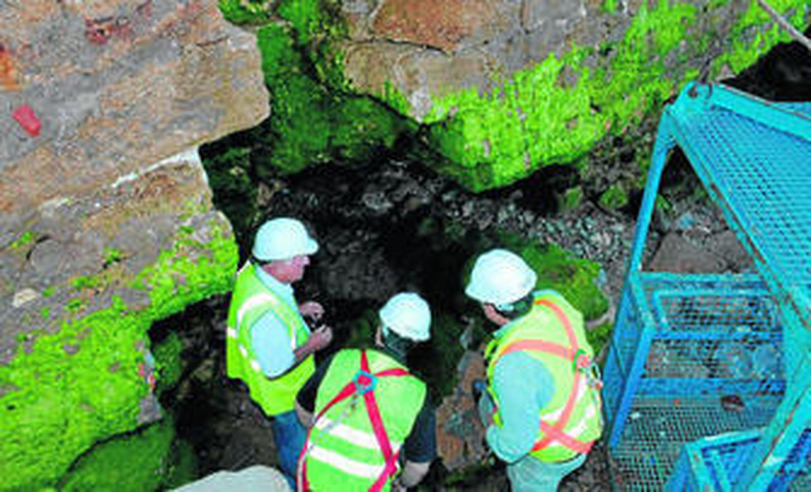 Ignacio Romaní vio ayer 'in situ' los daños que tiene la muralla, acompañado de técnicos de Costas.