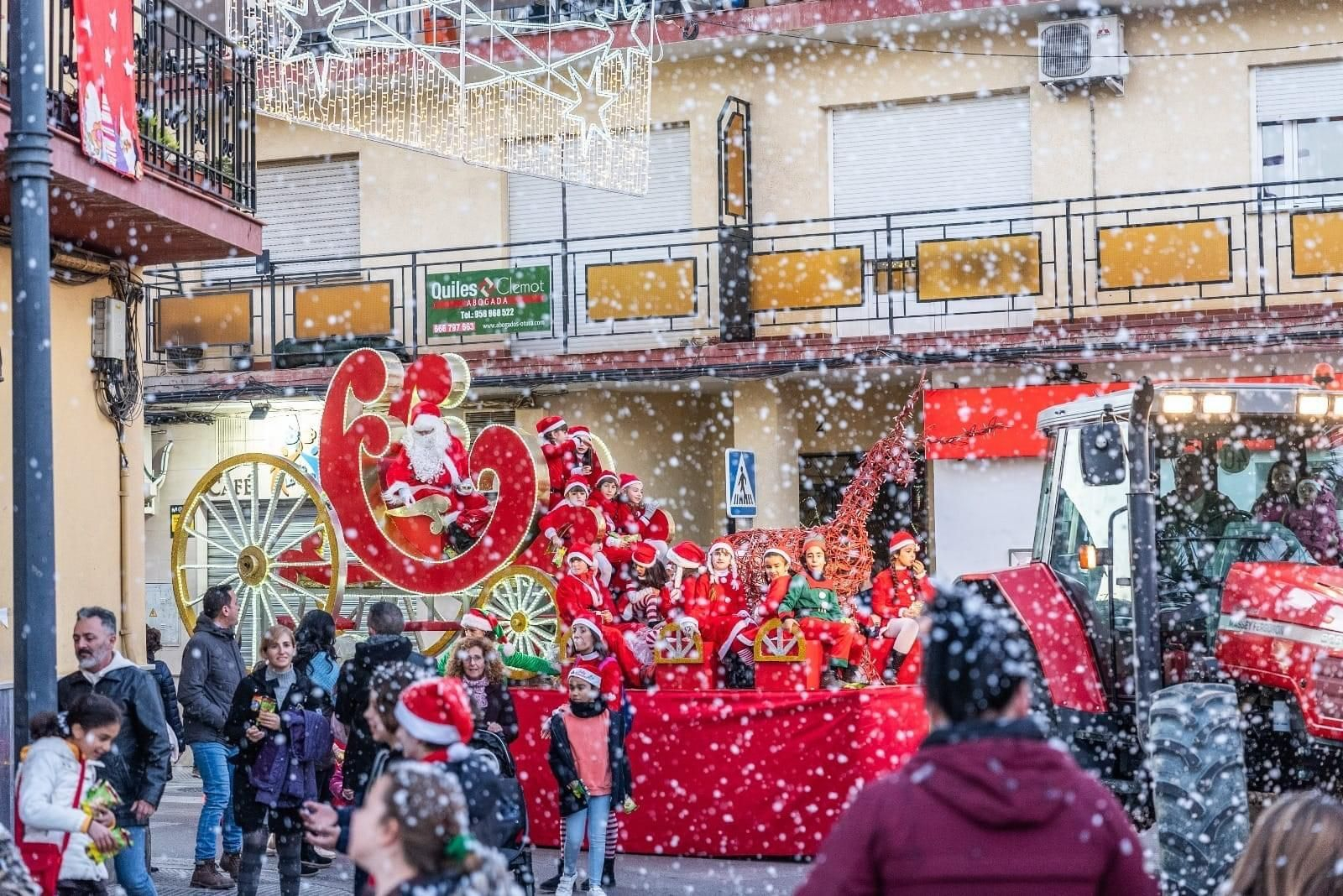 Una carroza de Papá Noel con algunas participantes Una carroza de Papá Noel con algunas participantes