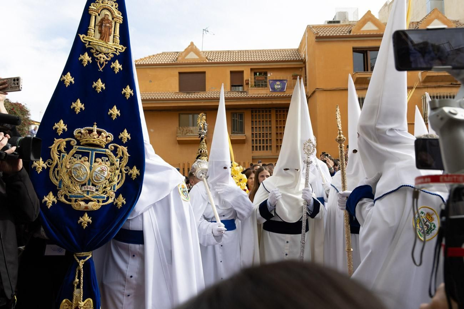 Los jiennenses se echan a la calle para presenciar la primera de las procesiones de la jornada: la Borriquilla (I)