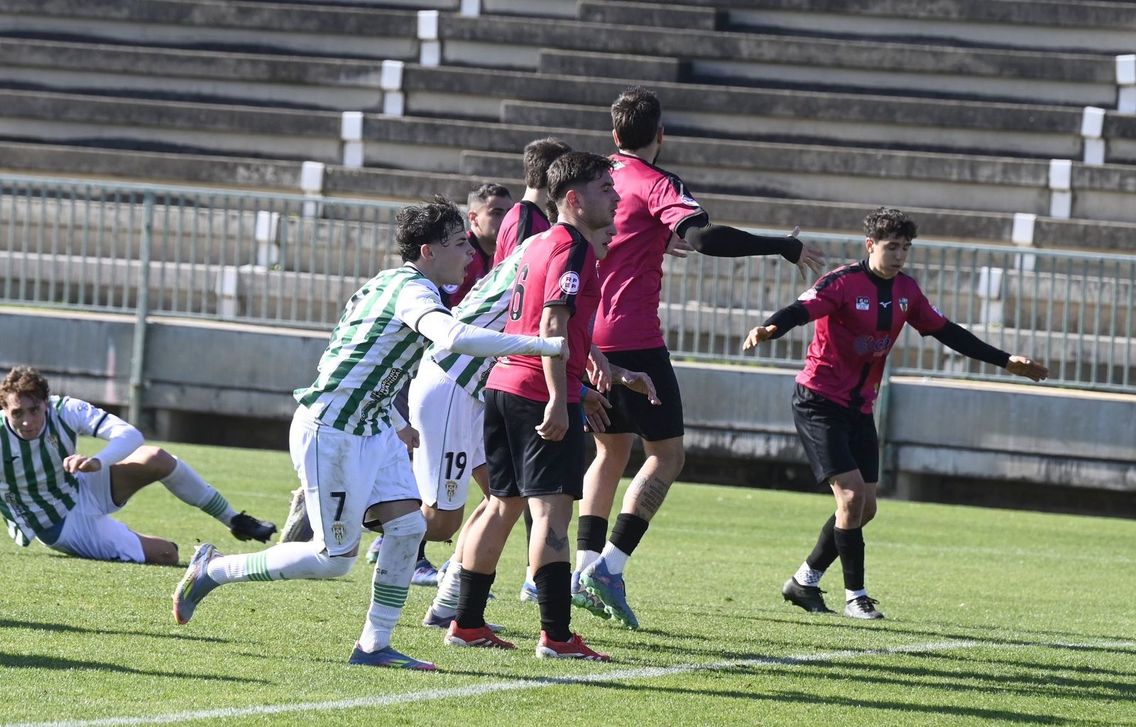 Las mejores fotos de la victoria del Pozoblanco en el derbi cordobés ante el Córdoba B