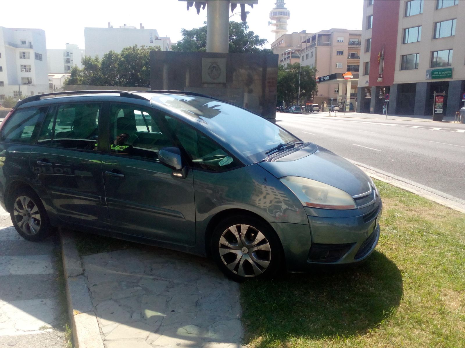 El vehículo, antes de ser trasladado por la grúa.