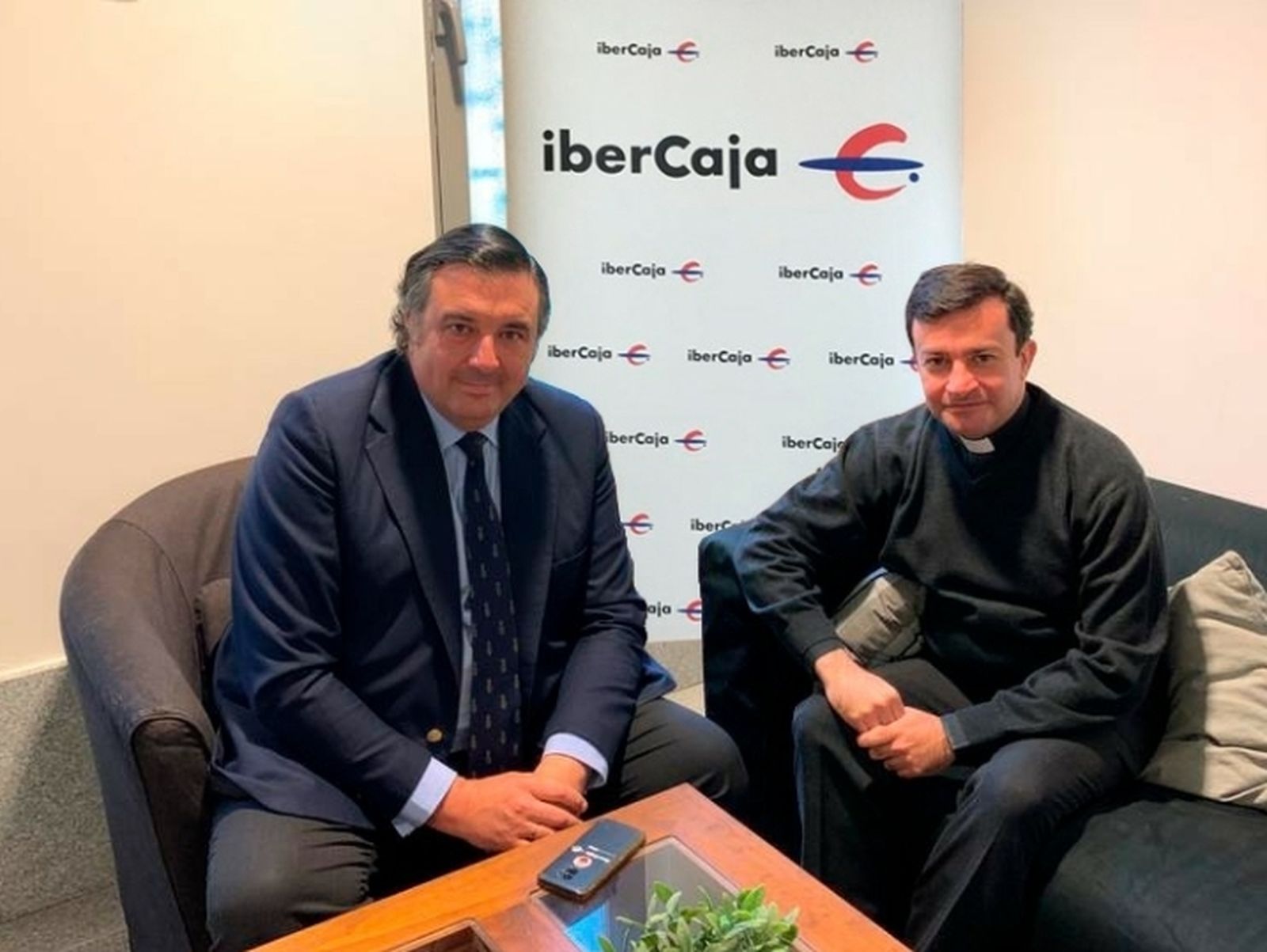 Nicolás Domecq Oriol, director de IberCaja en Jerez, y el párroco Miguel Ángel Montero.