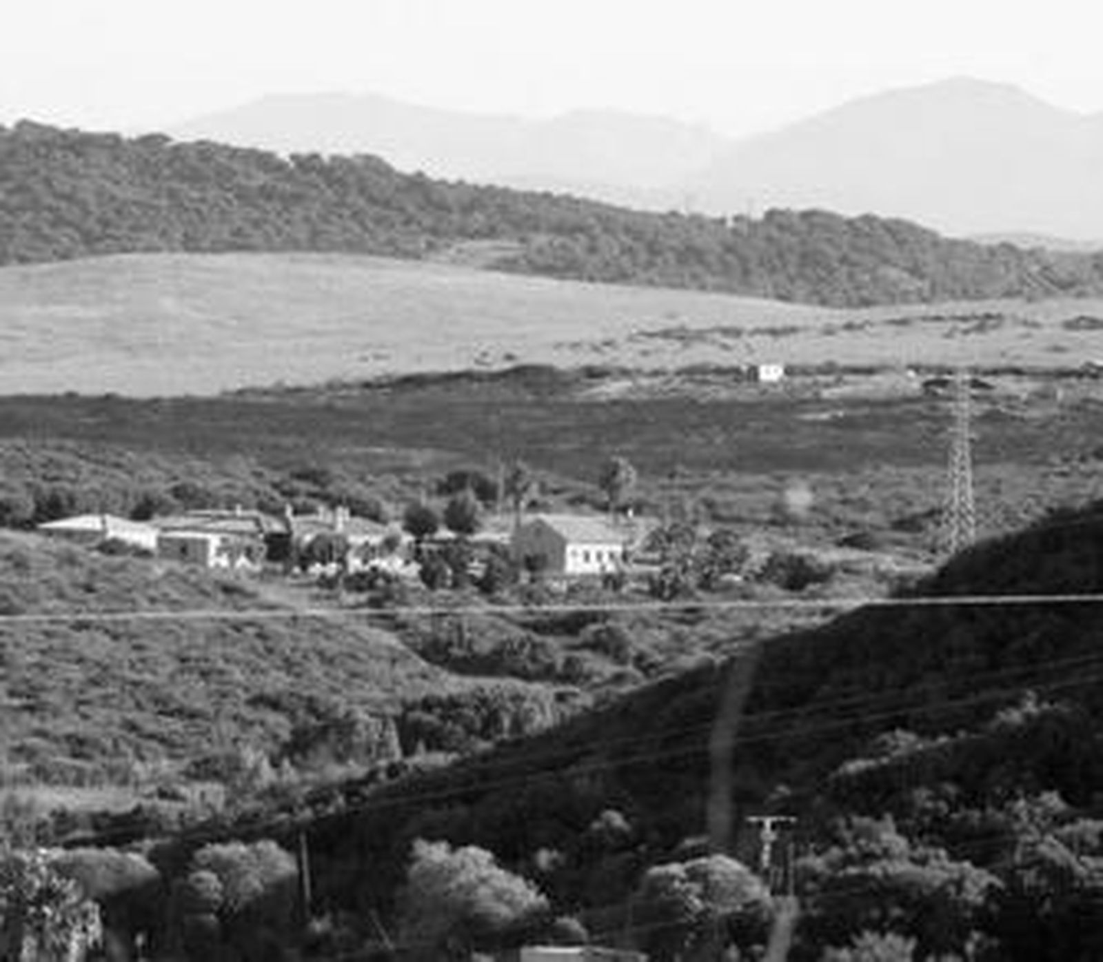 Vista parcial del área calcinada por el incendio en el Albarracín alto de San Roque, ayer.