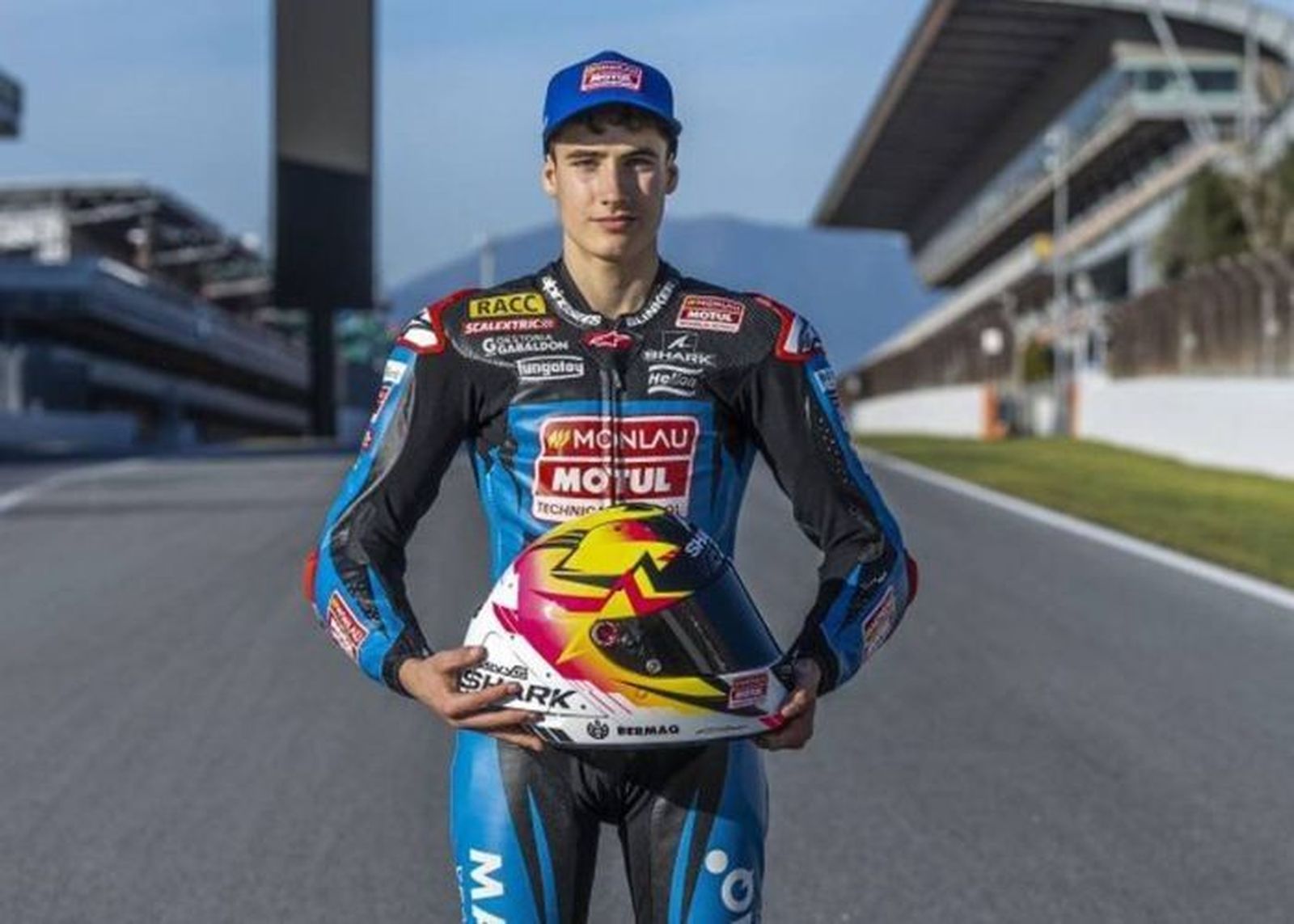 Pau Alsina (17 años) - Joven promesa del motociclismo español, murió en un accidente en Aragón durante el Campeonato Mundial FIM JuniorGP 2025