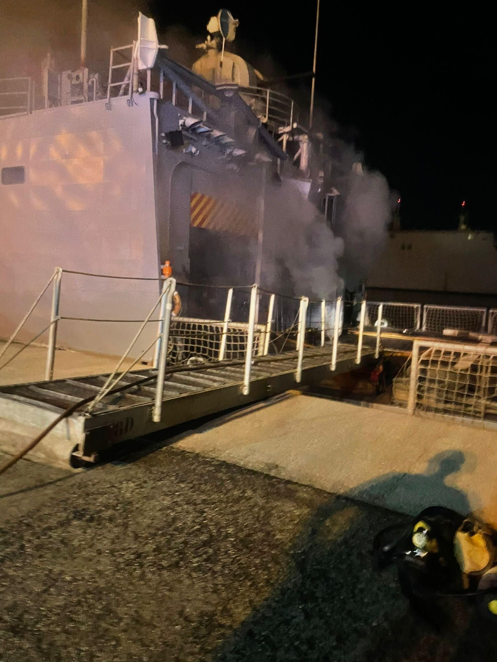 Imágenes del incendio en la fragata 'Santa María'